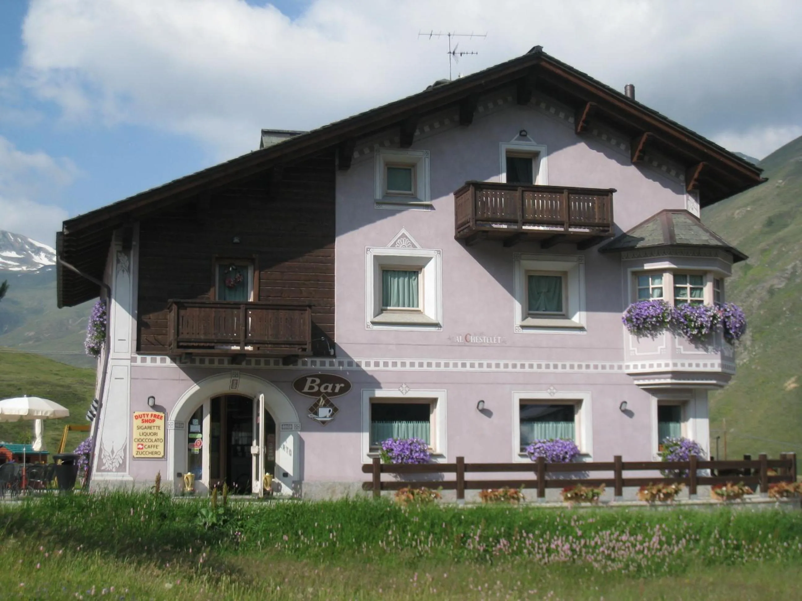 Property building in Al Chestelet