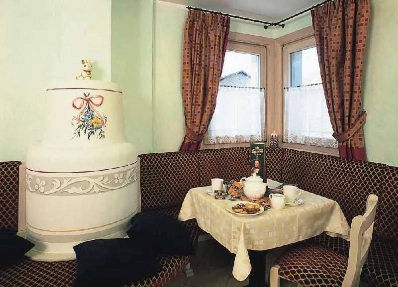 Restaurant/places to eat in Al Chestelet