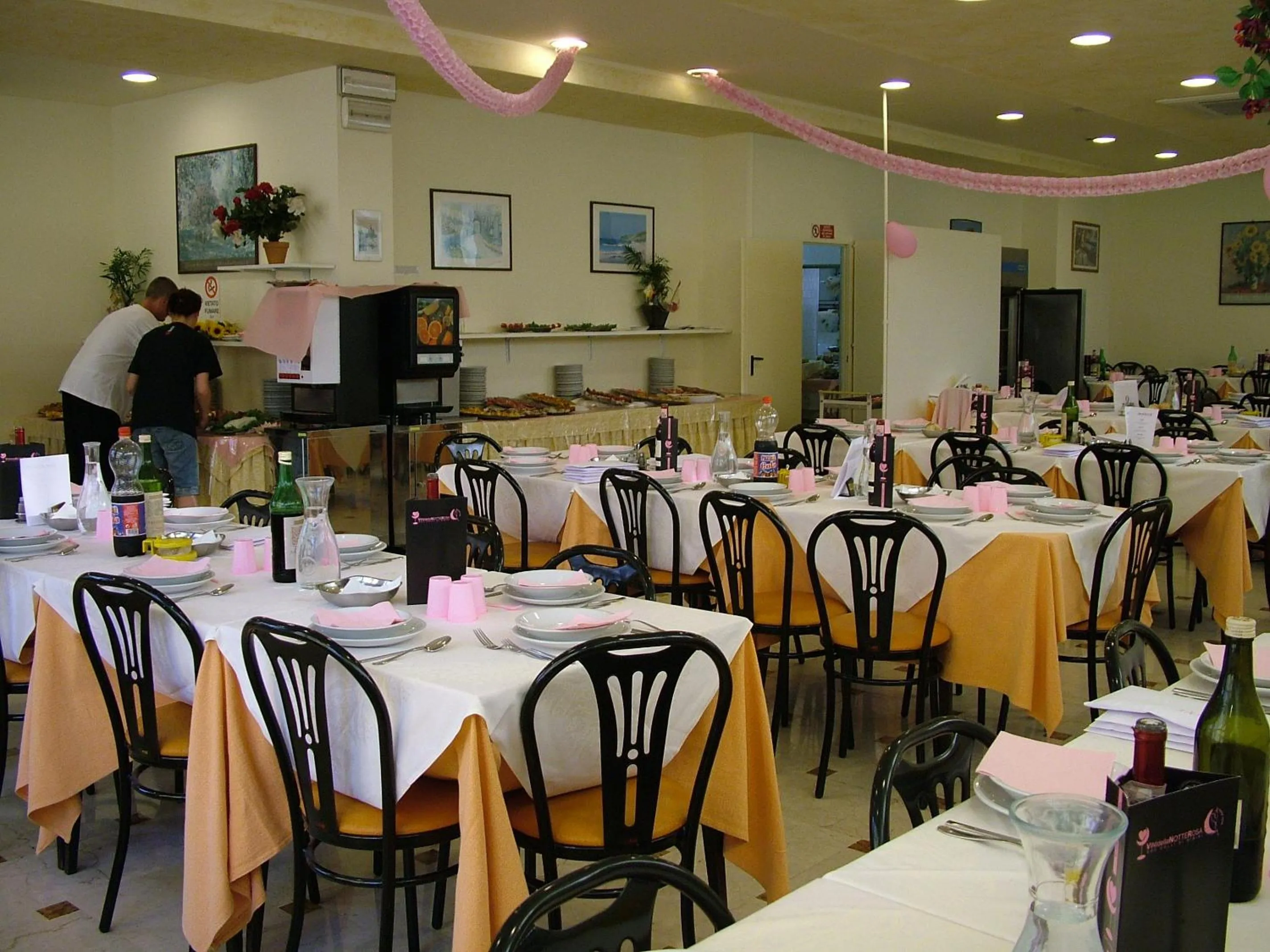 Restaurant/places to eat in Hotel Madrid