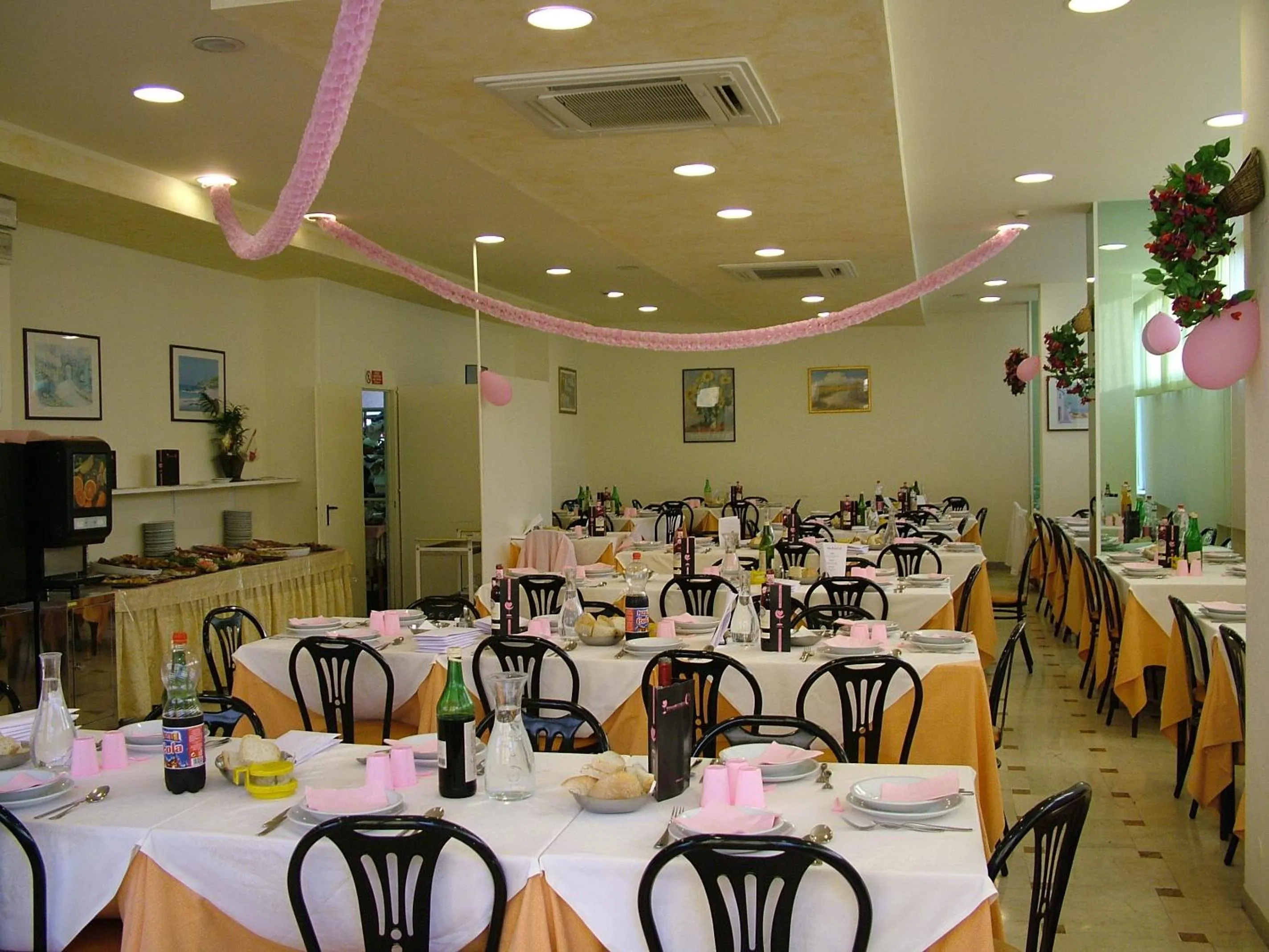 Restaurant/places to eat in Hotel Madrid