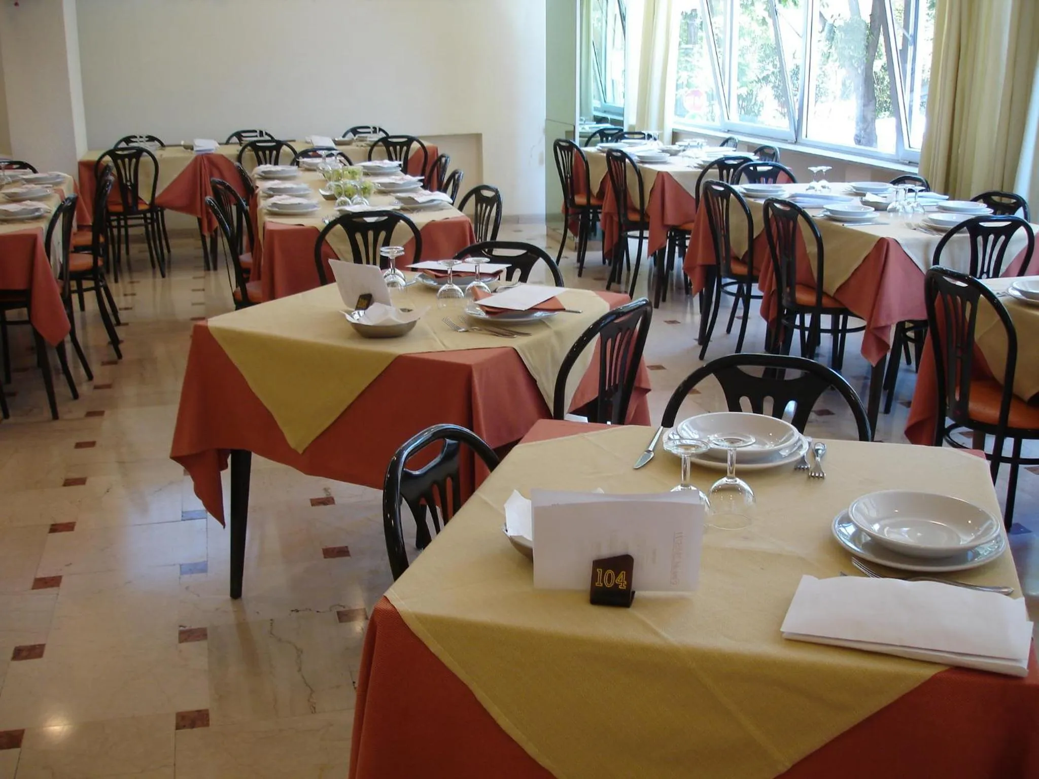 Restaurant/places to eat in Hotel Madrid