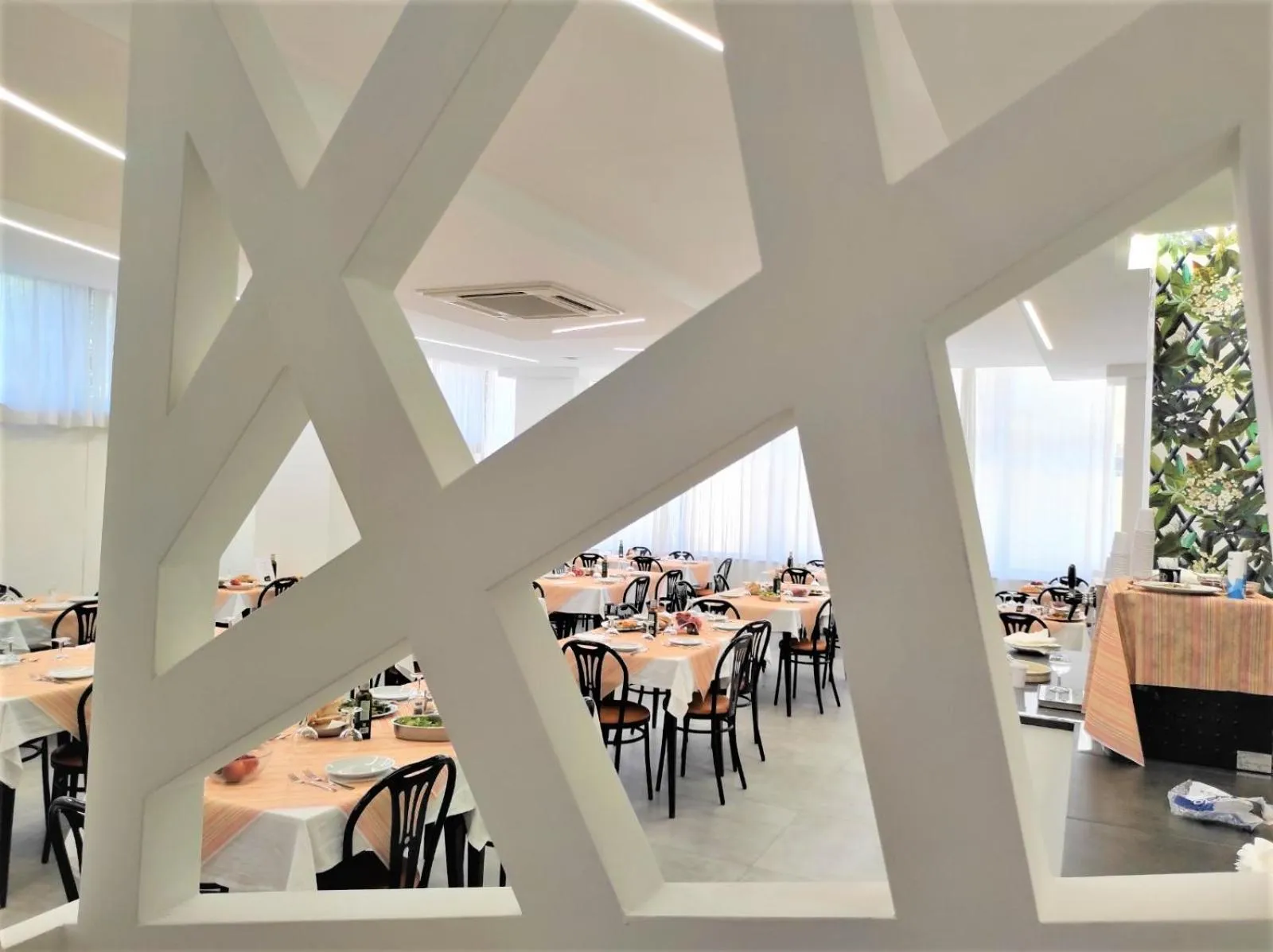 Restaurant/places to eat in Hotel Madrid