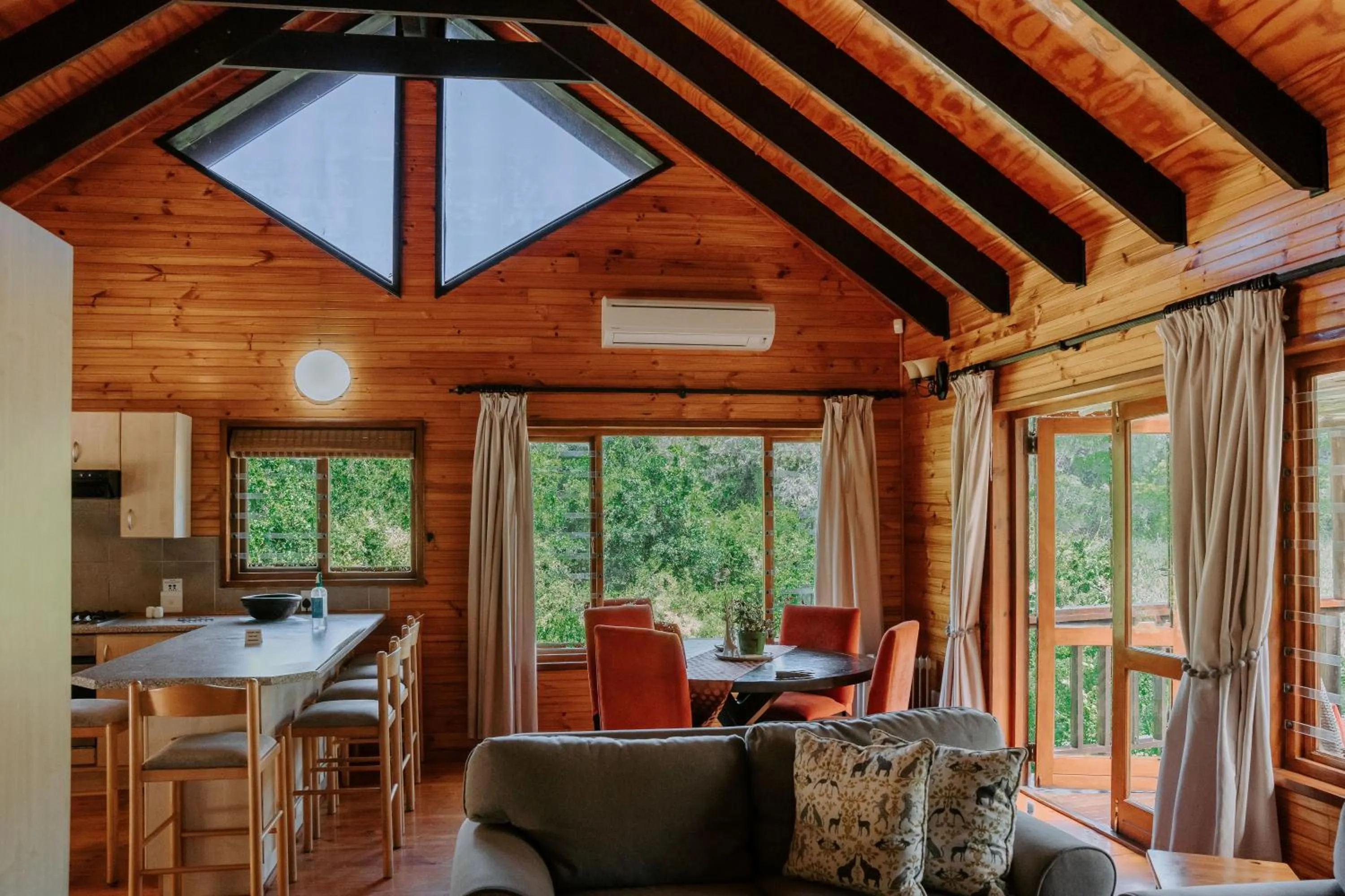 Living room in Thunzi Bush Lodge