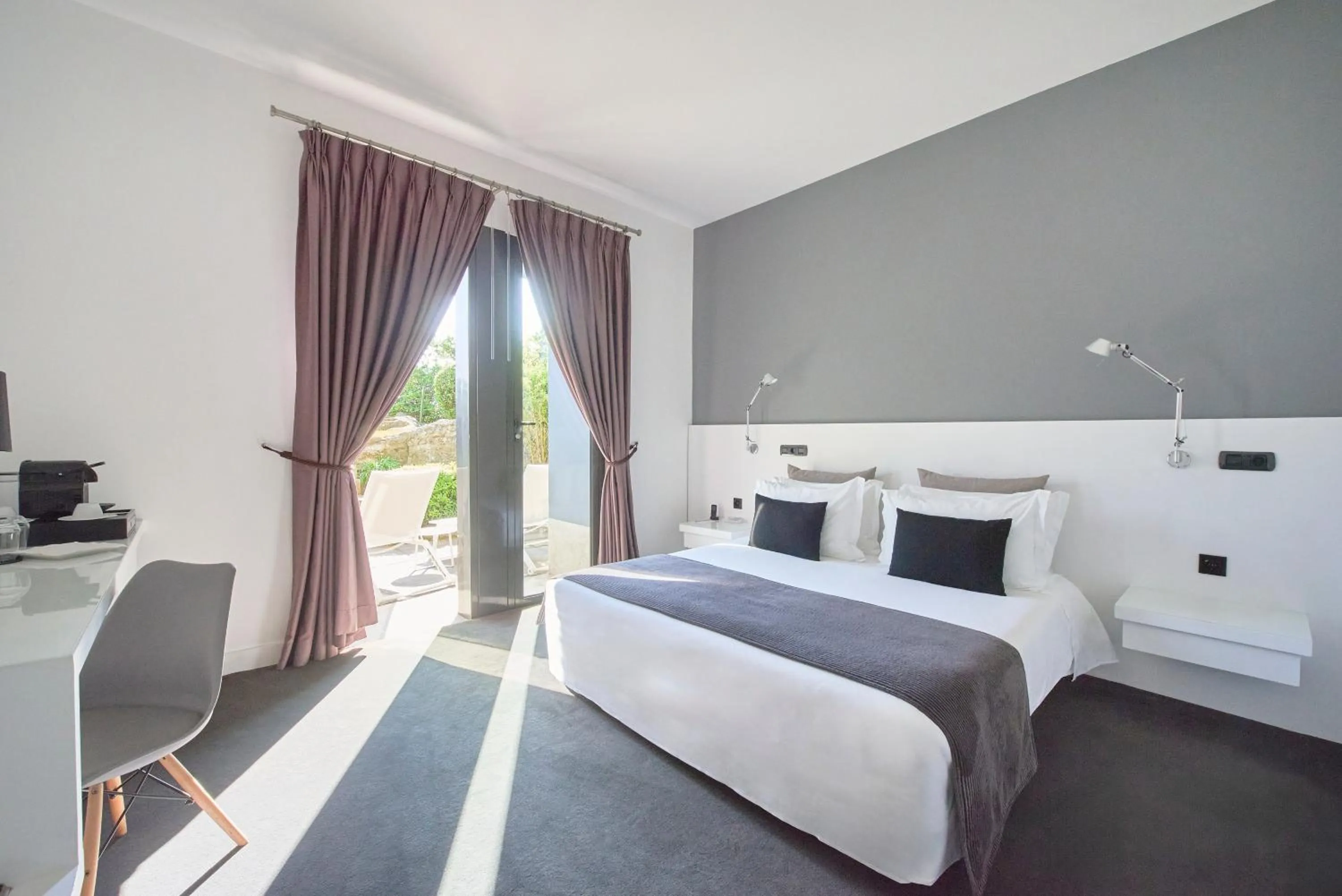 Property building, Bed in Farol Hotel