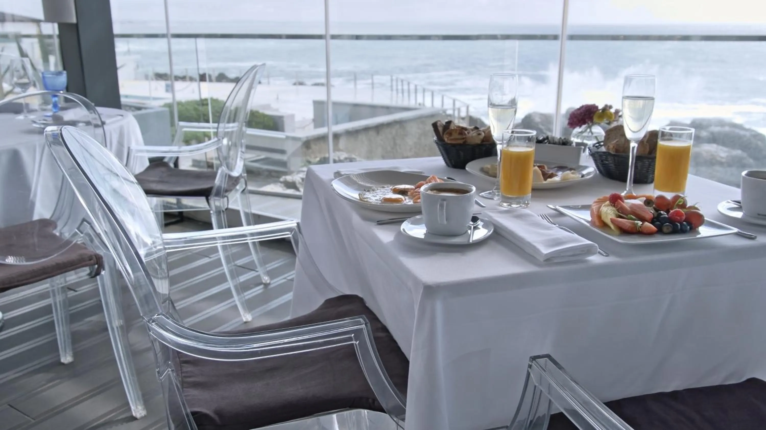 Restaurant/places to eat in Farol Hotel