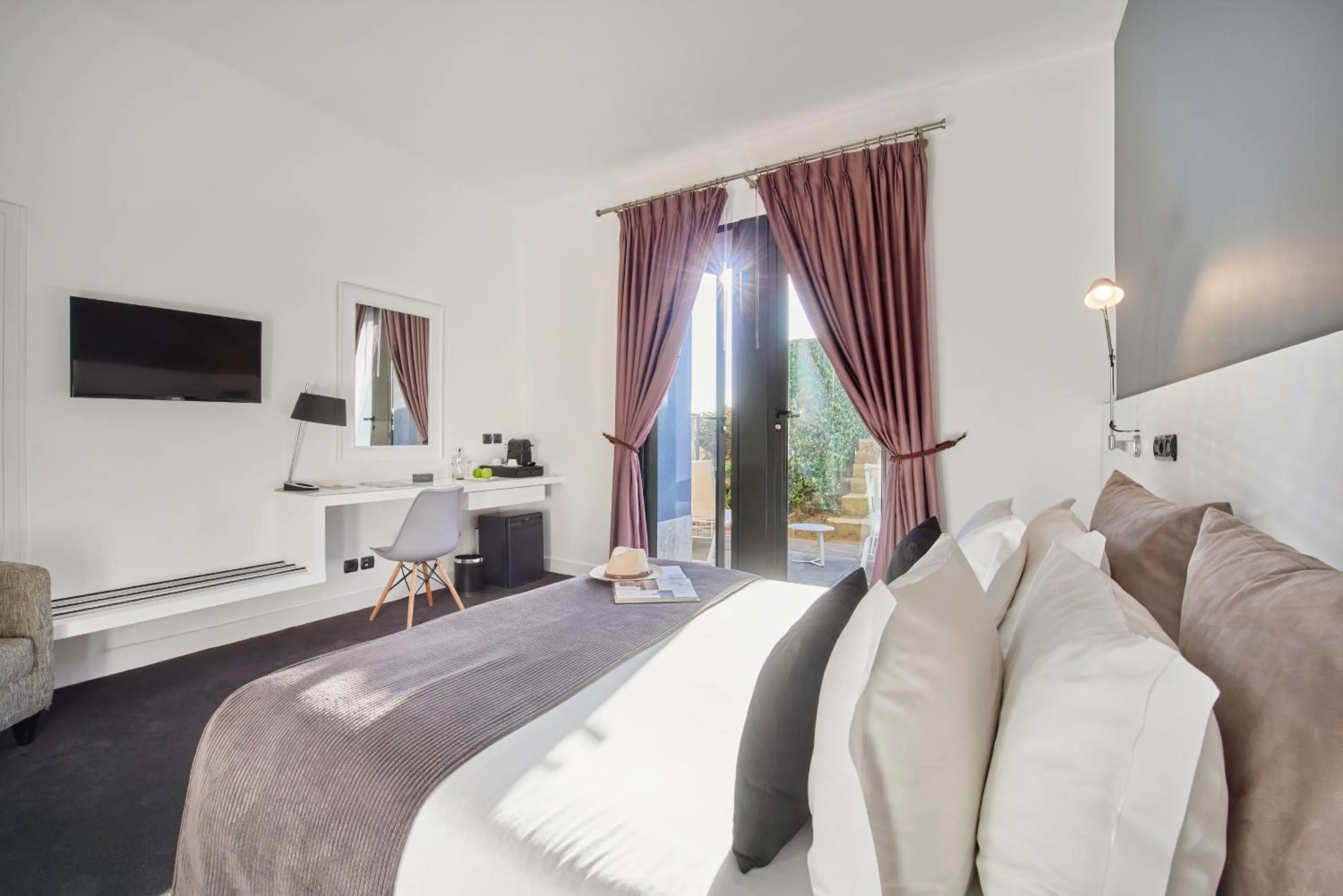 Property building, Bed in Farol Hotel
