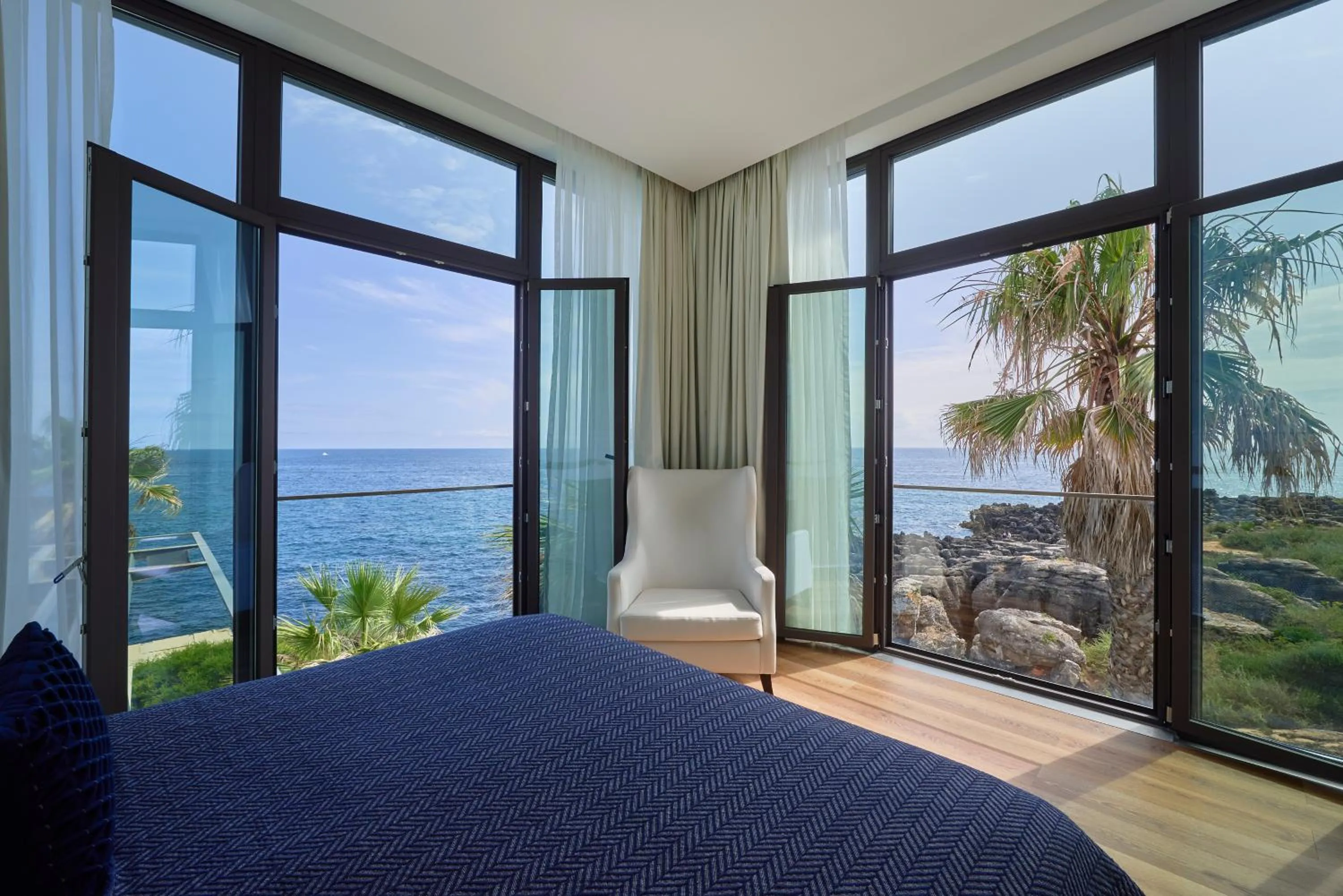 Property building, Bed in Farol Hotel