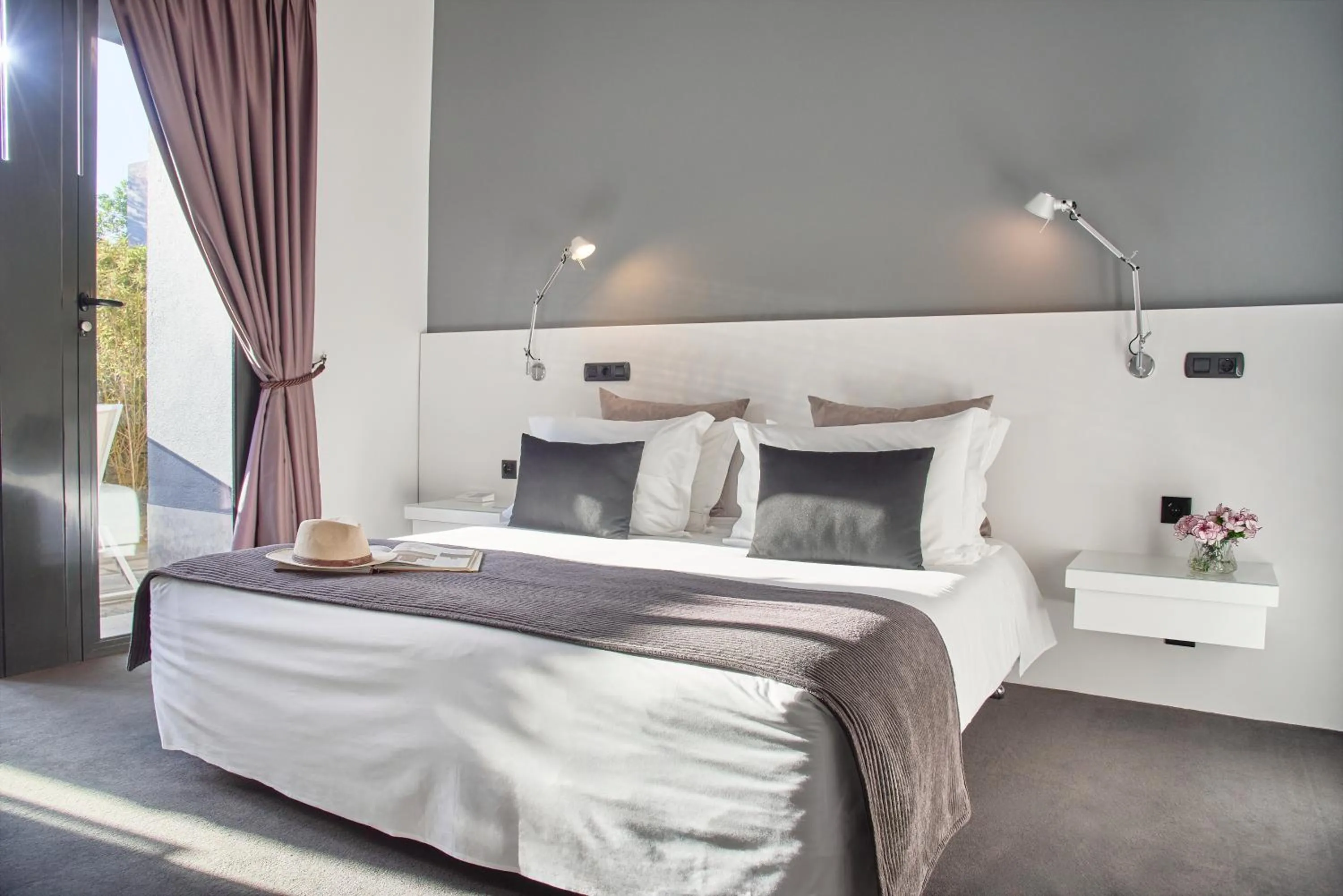 Property building, Bed in Farol Hotel