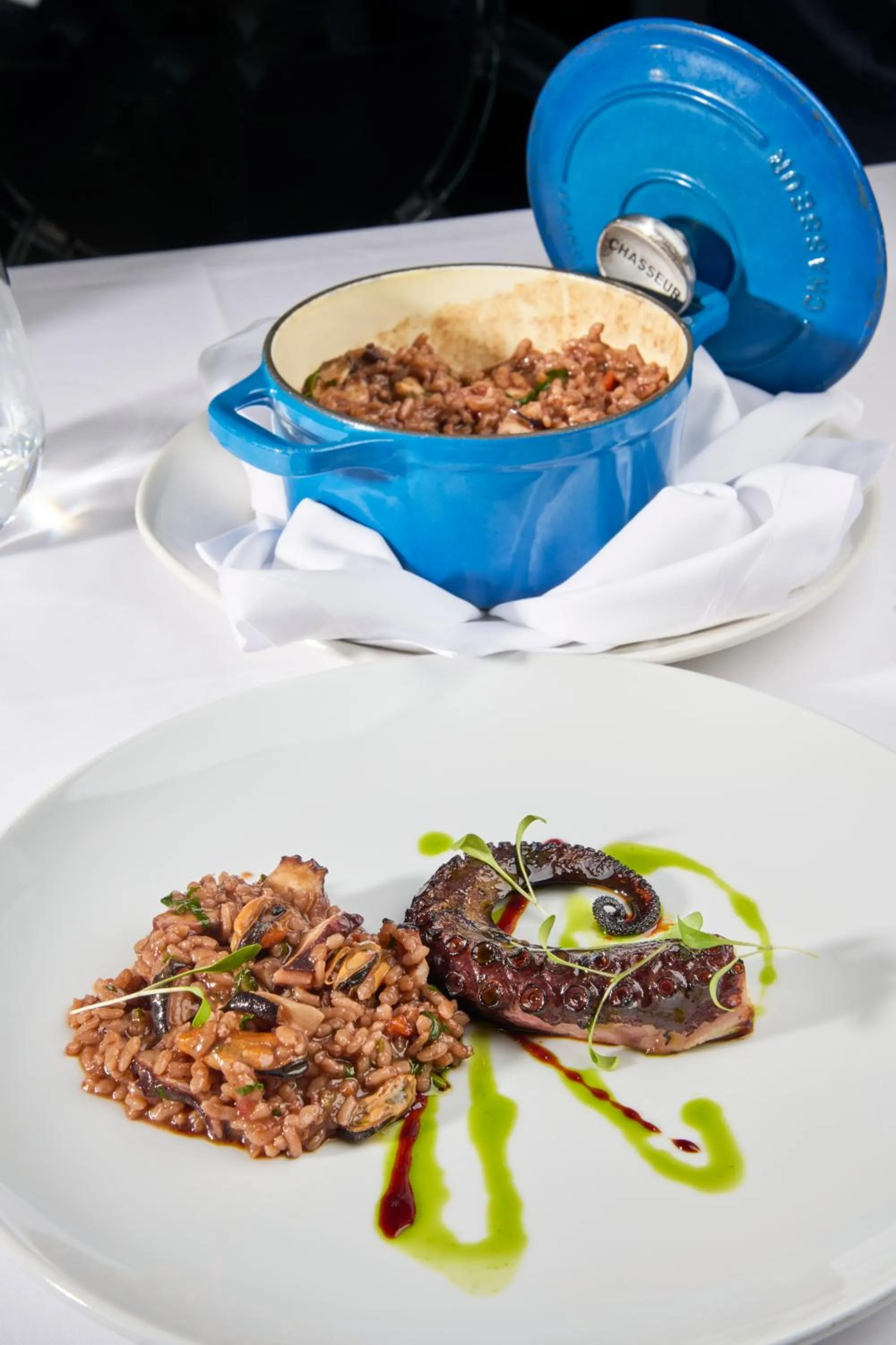 Restaurant/places to eat in Farol Hotel