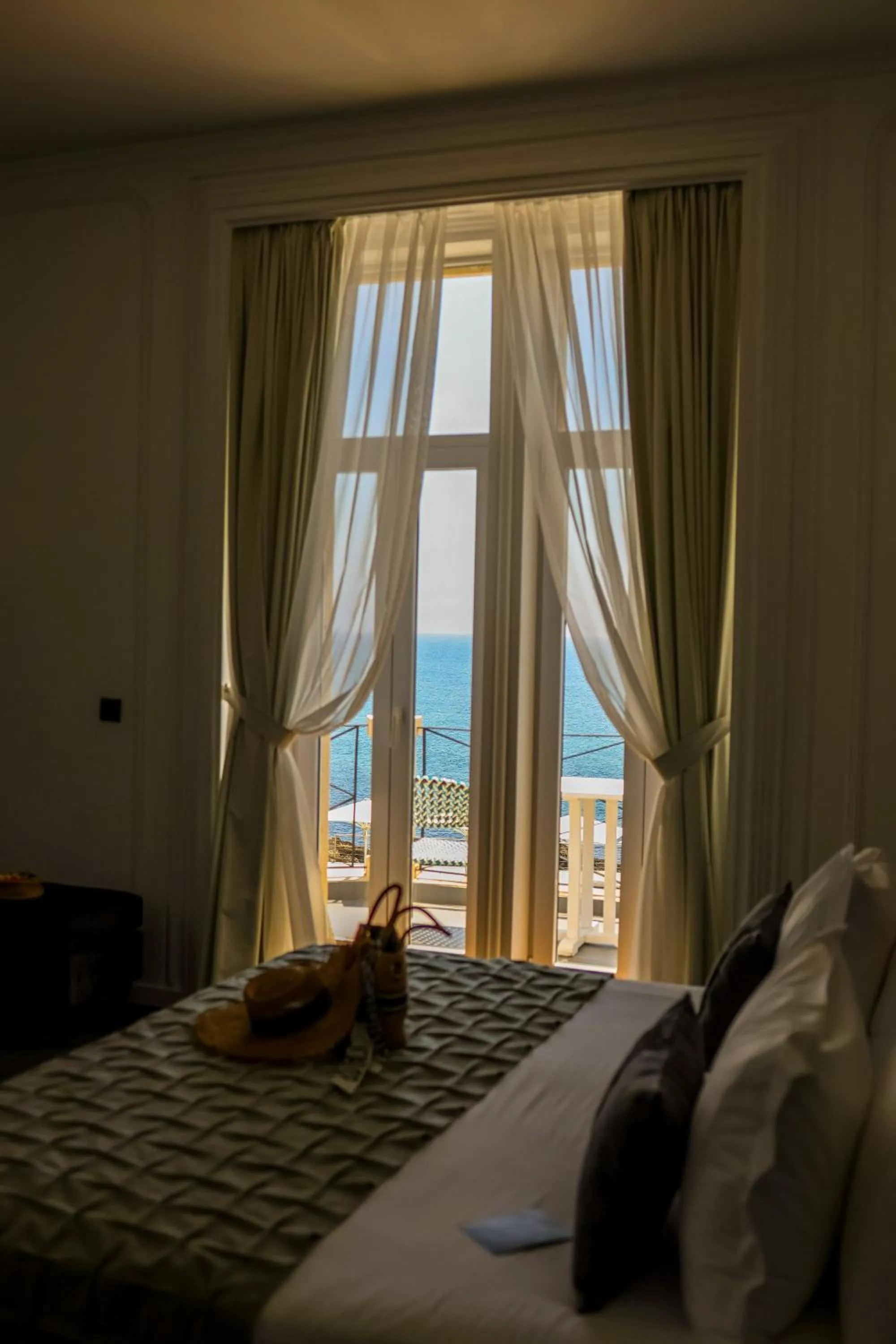 Balcony/Terrace, Bed in Farol Hotel