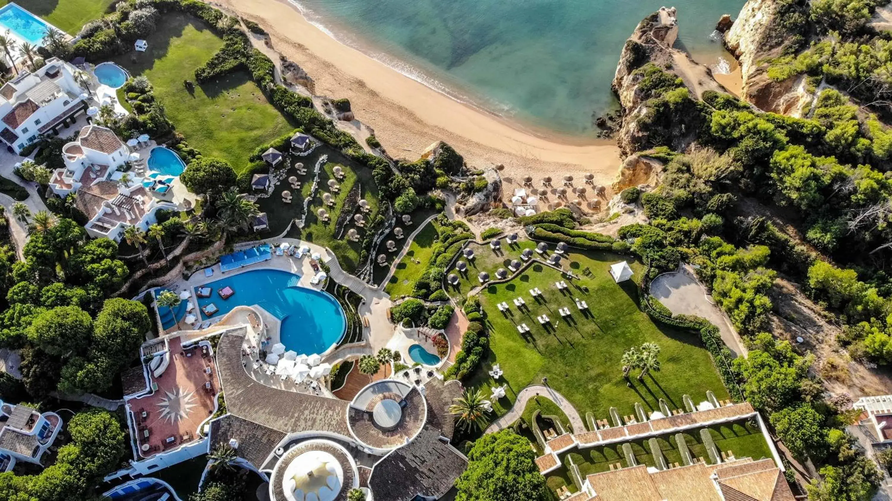 Property building in Vila Vita Parc Property building in Vila Vita Parc