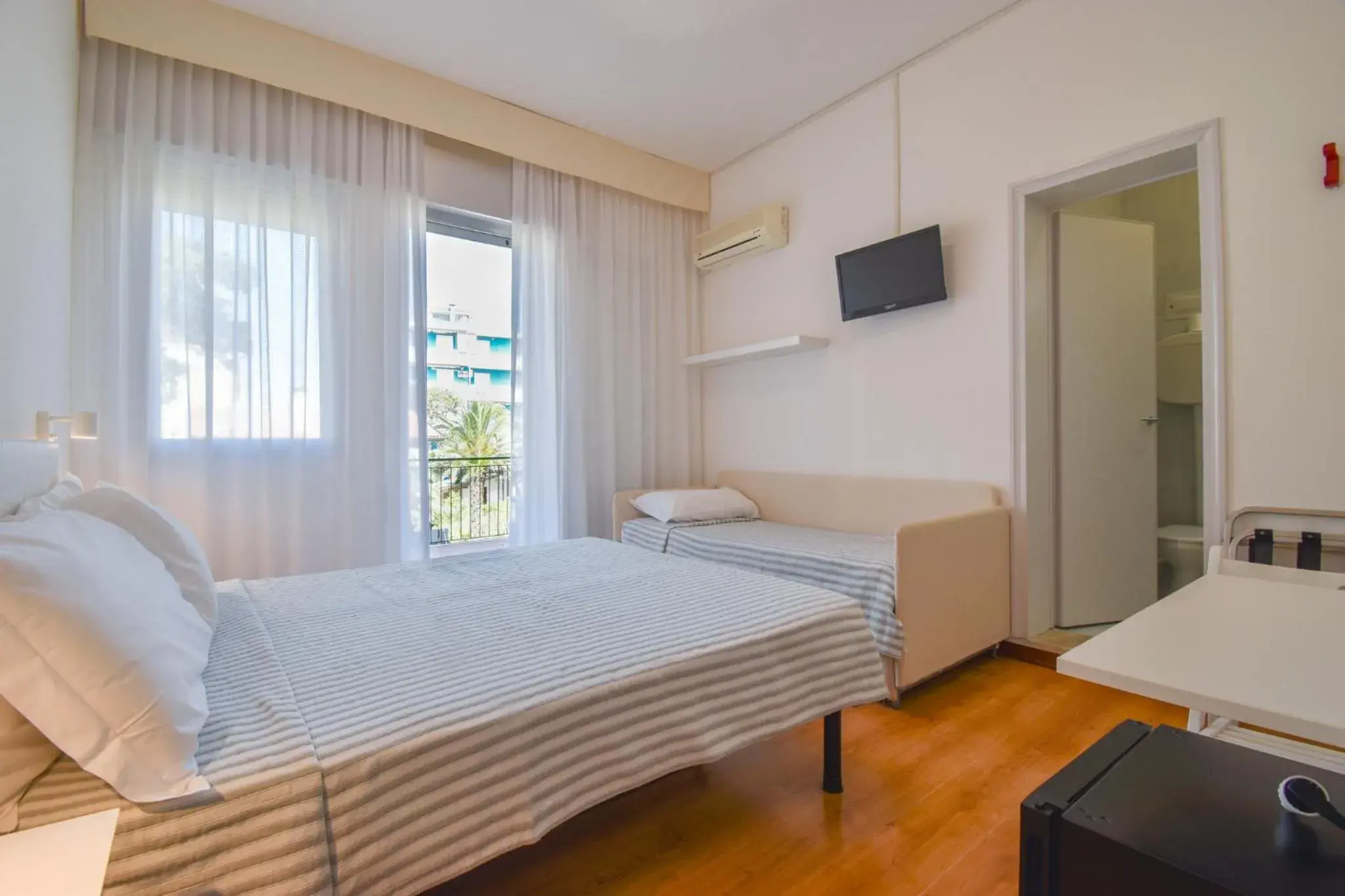 Triple Room in Hotel Janeiro Triple Room in Hotel Janeiro