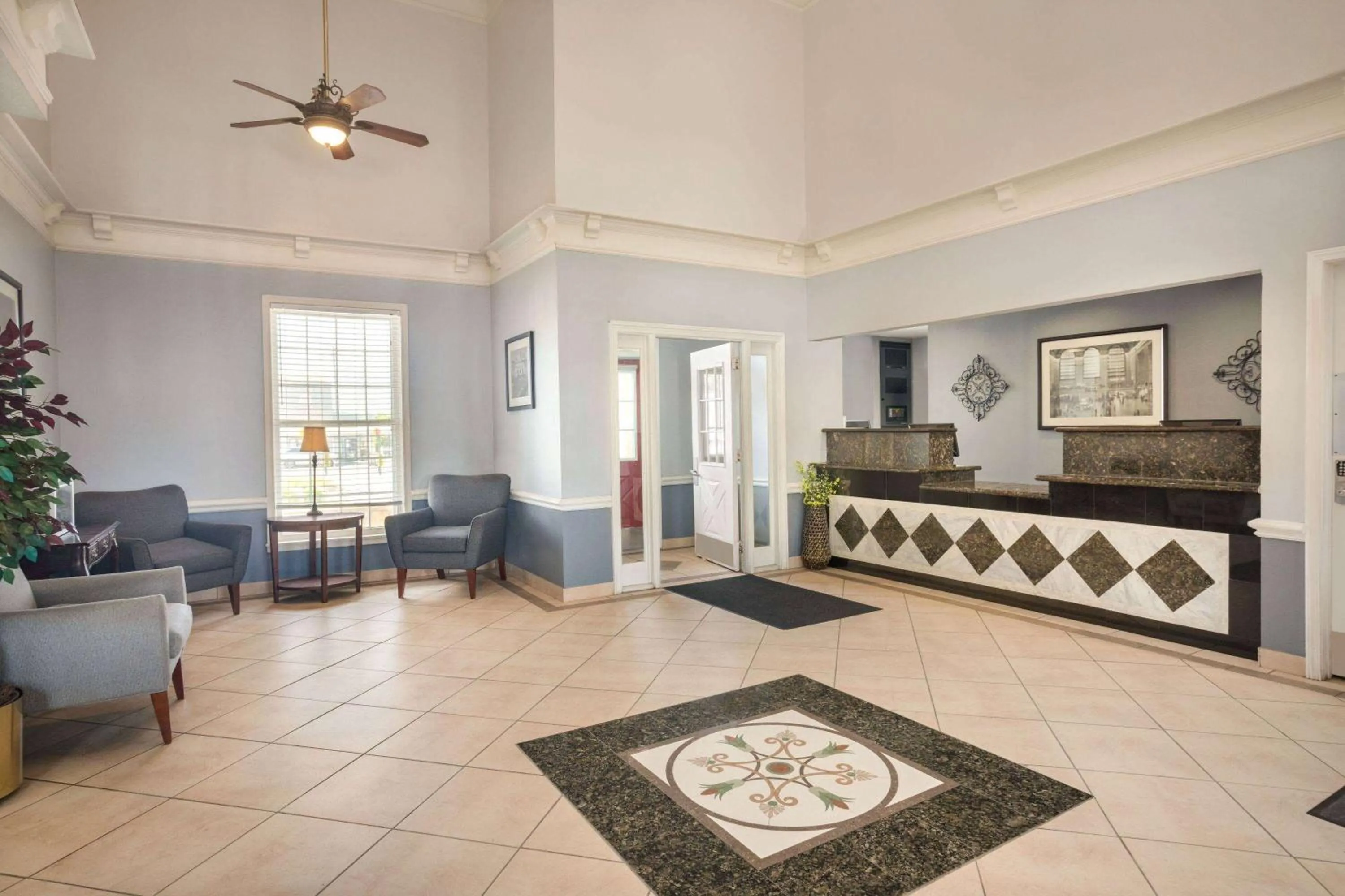 Lobby or reception in Baymont by Wyndham Kansas City KU Medical Center