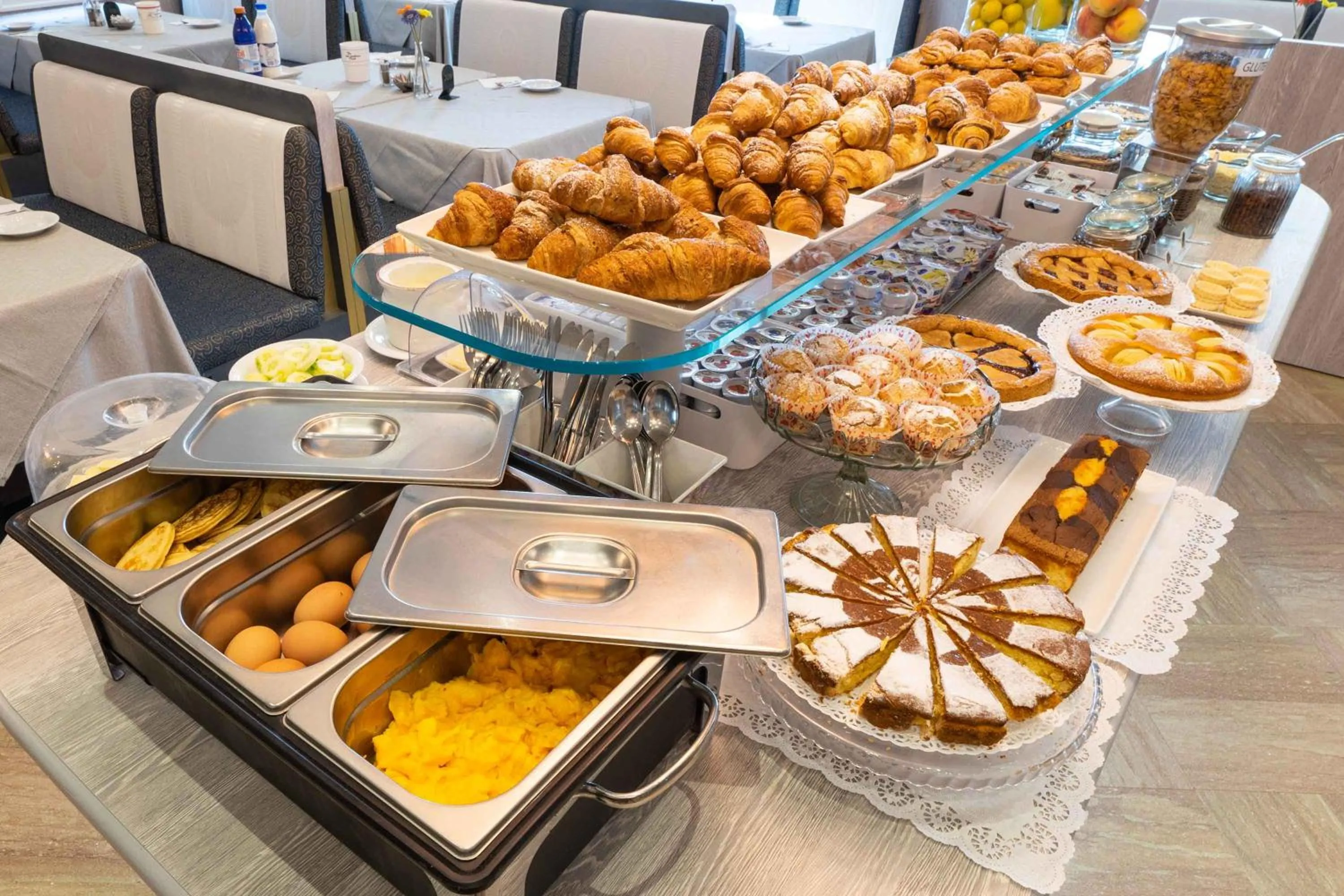 Buffet breakfast in Hotel Doriana