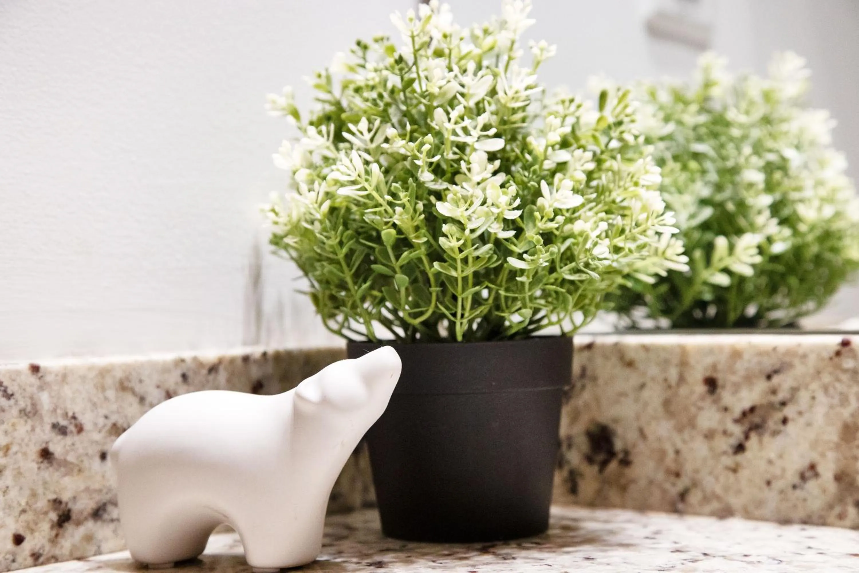 Bright Suite at Ski In/Out Glacier Lodge!