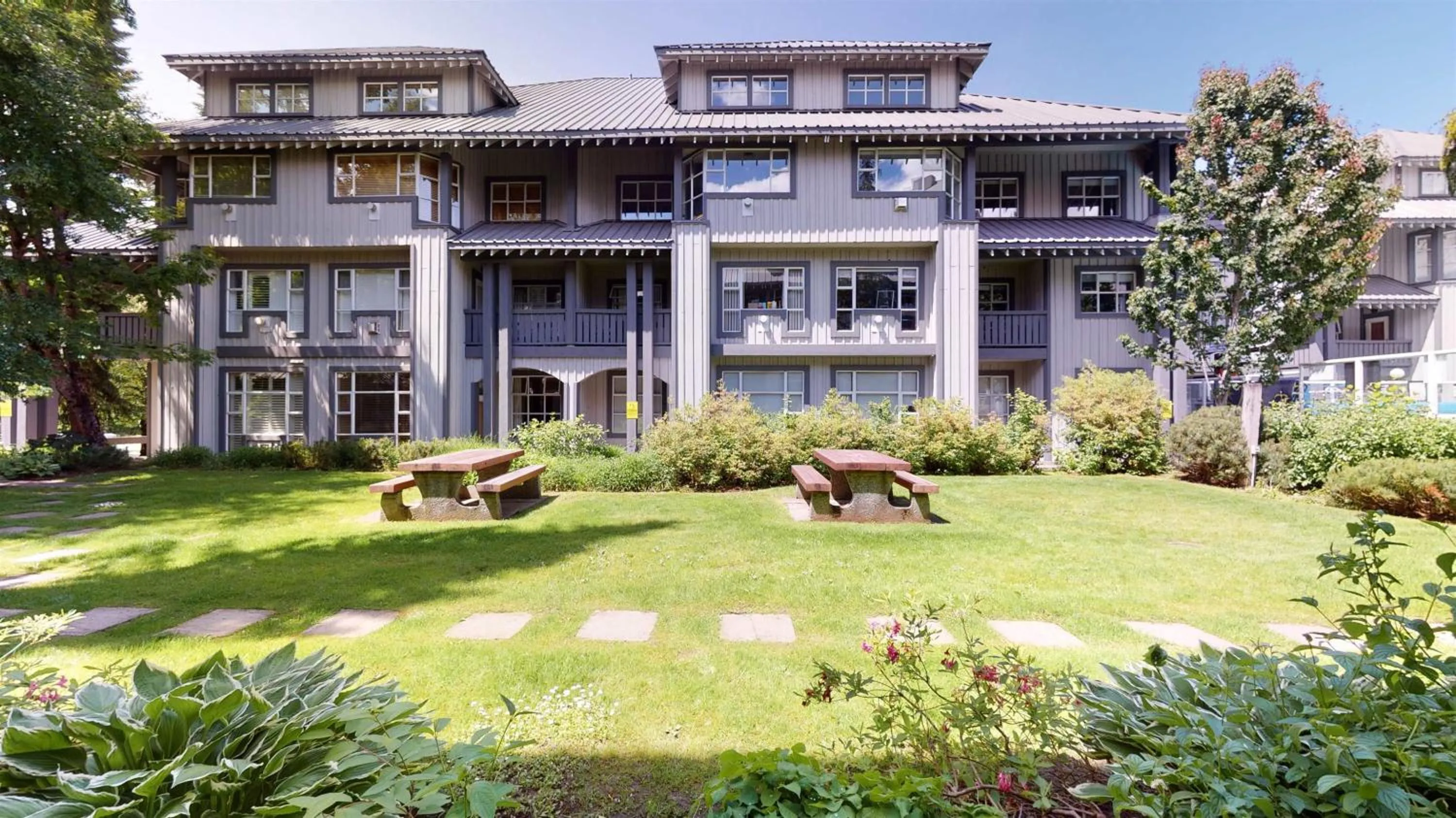 Bright Suite at Ski In/Out Glacier Lodge!
