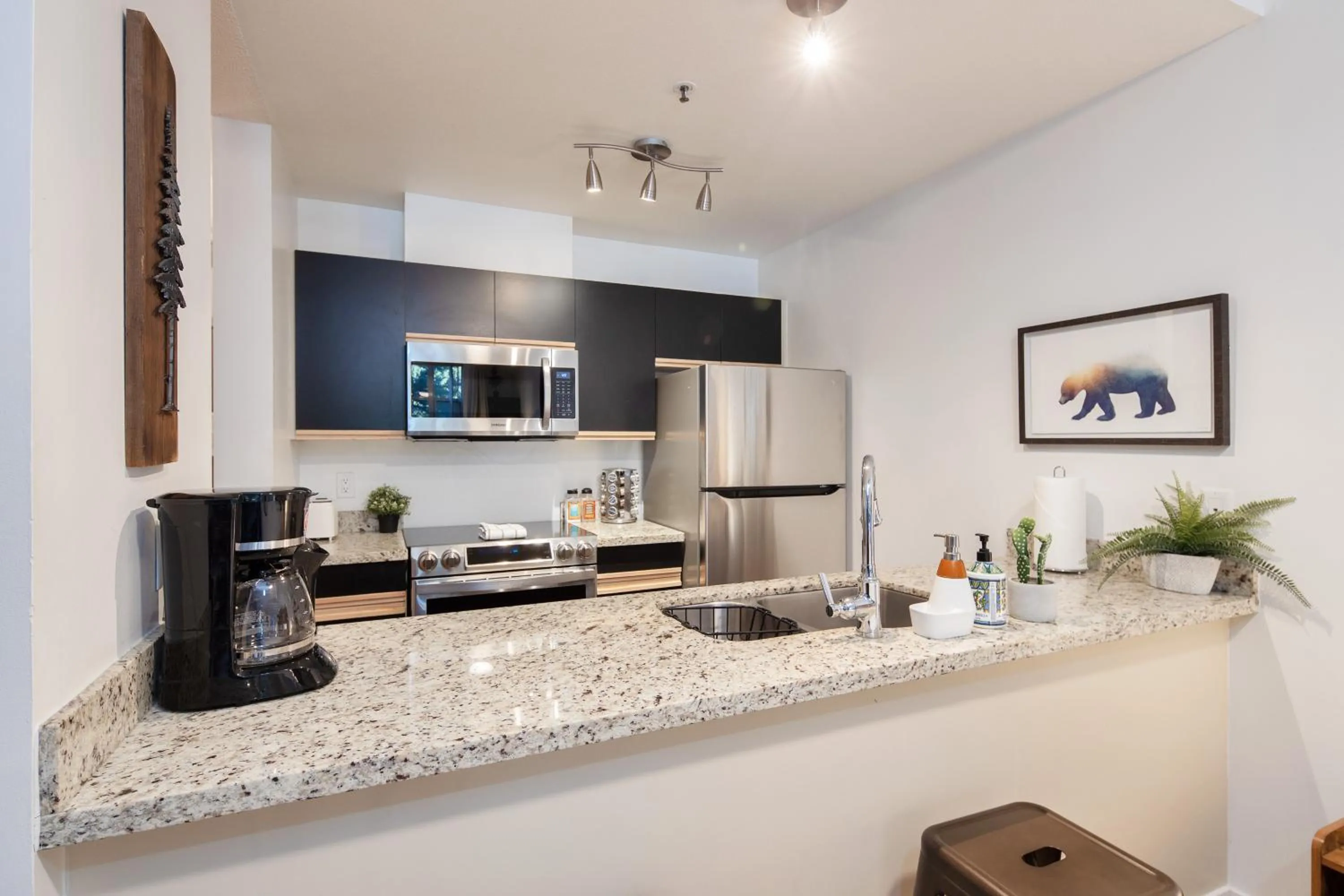 Bright Suite at Ski In/Out Glacier Lodge!