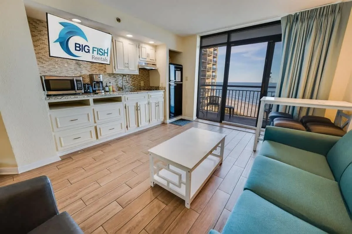 Oceanfront Views, Recently Renovated Kitchen,Pools