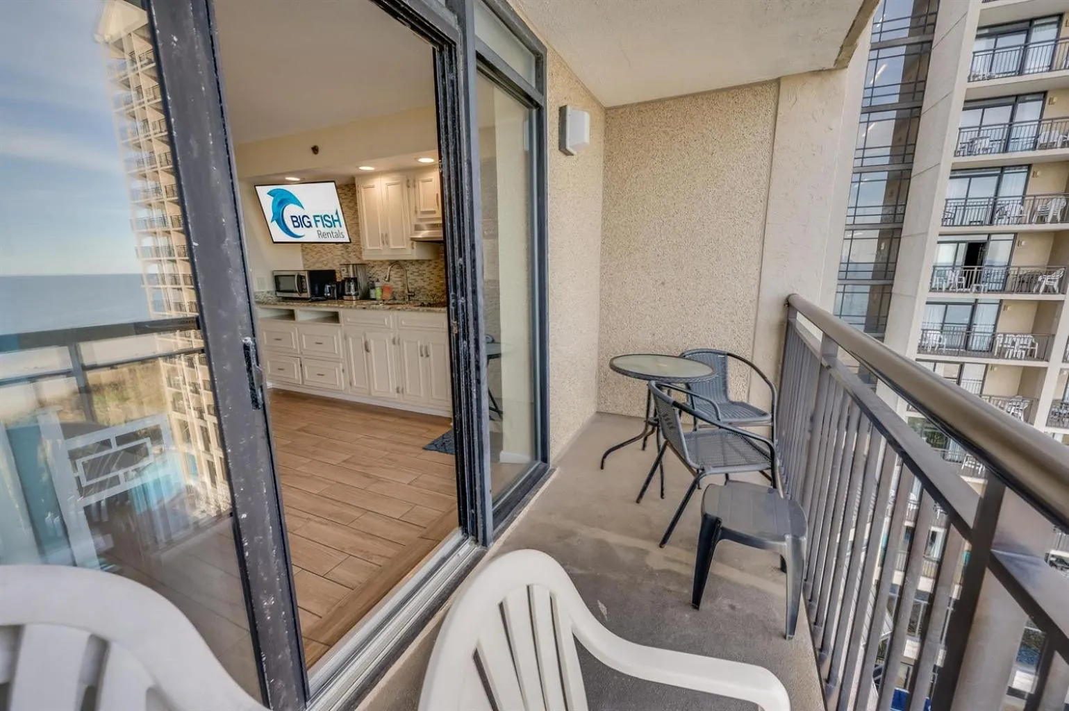 Oceanfront Views, Recently Renovated Kitchen,Pools