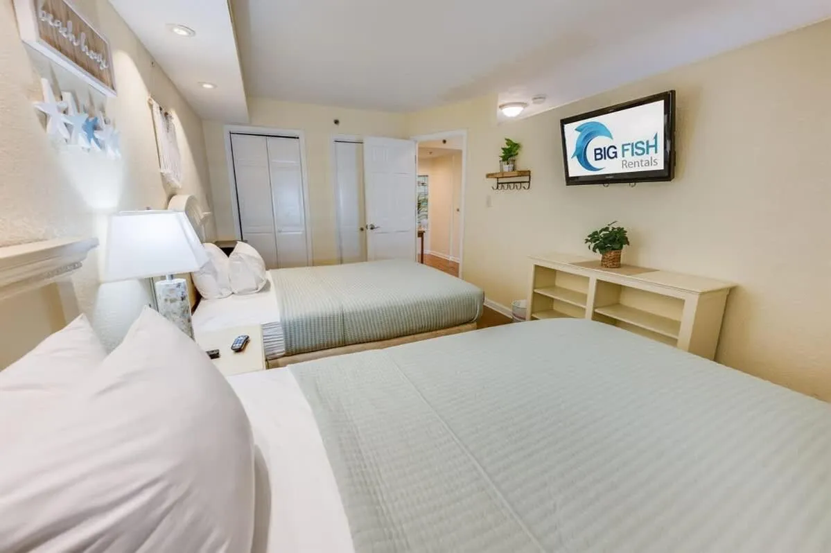 Bed in Oceanfront Views, Recently Renovated Kitchen,Pools