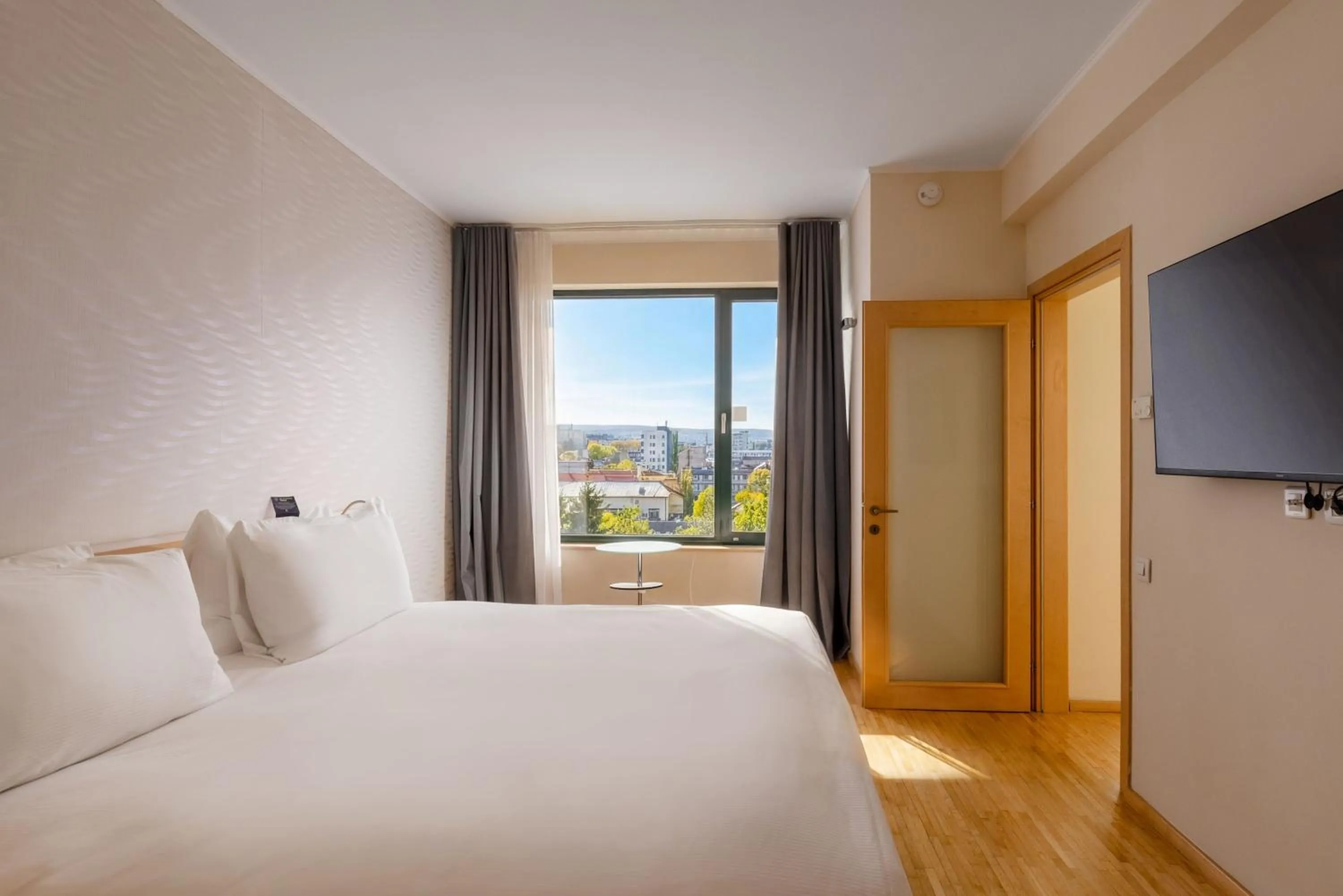 Bedroom, Bed in DoubleTree by Hilton Hotel Cluj - City Plaza