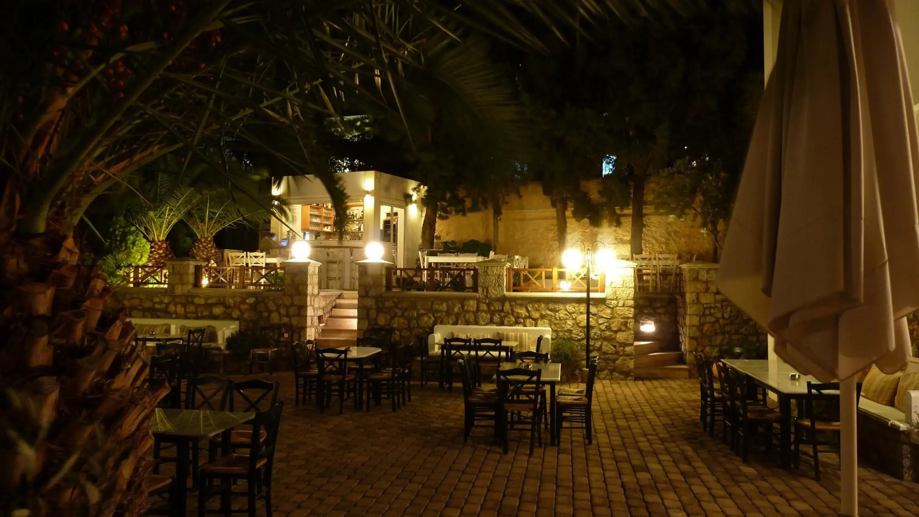 Facade/entrance in Oasis Hotel Facade/entrance in Oasis Hotel