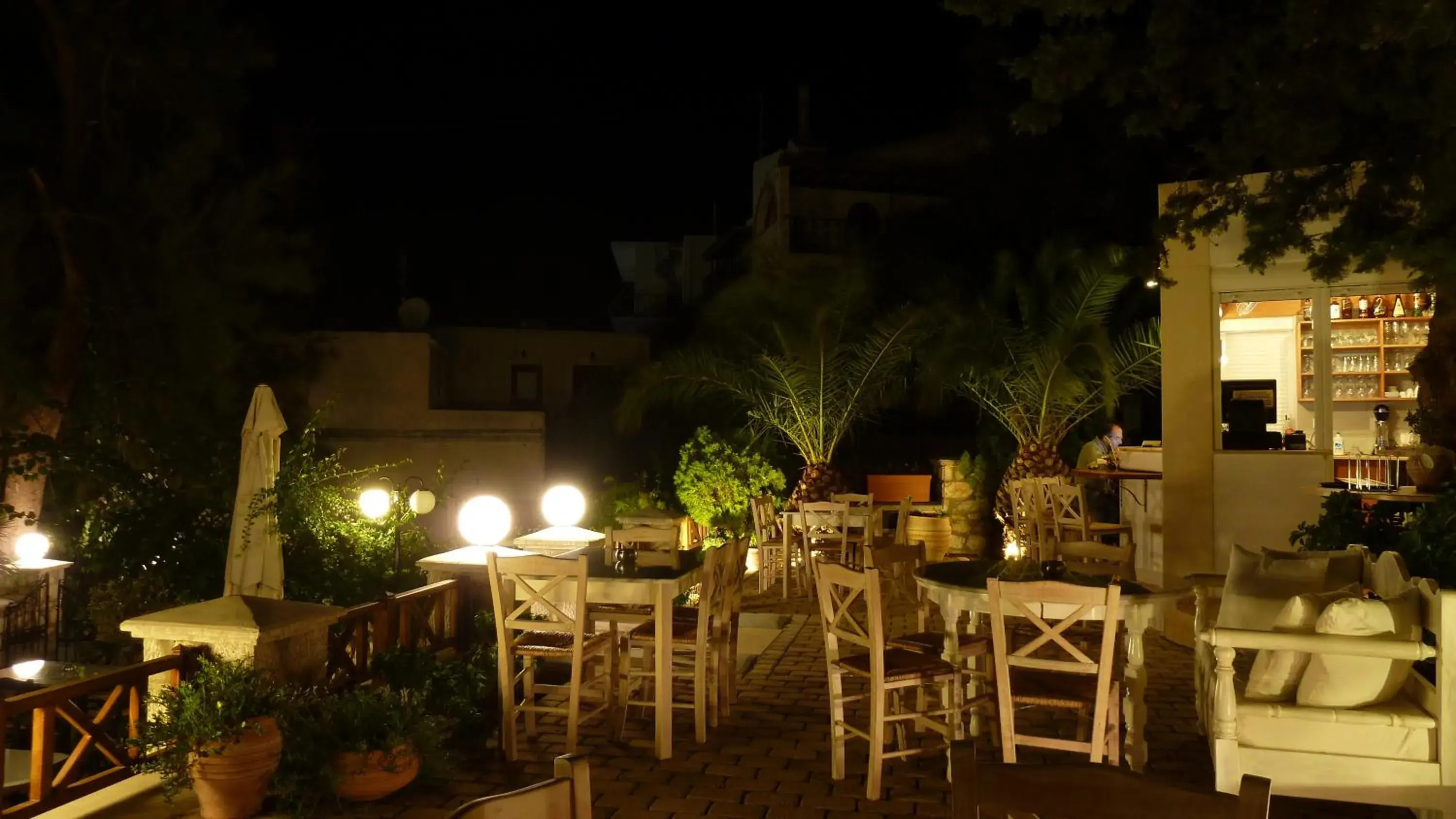 Restaurant/places to eat in Oasis Hotel Restaurant/places to eat in Oasis Hotel