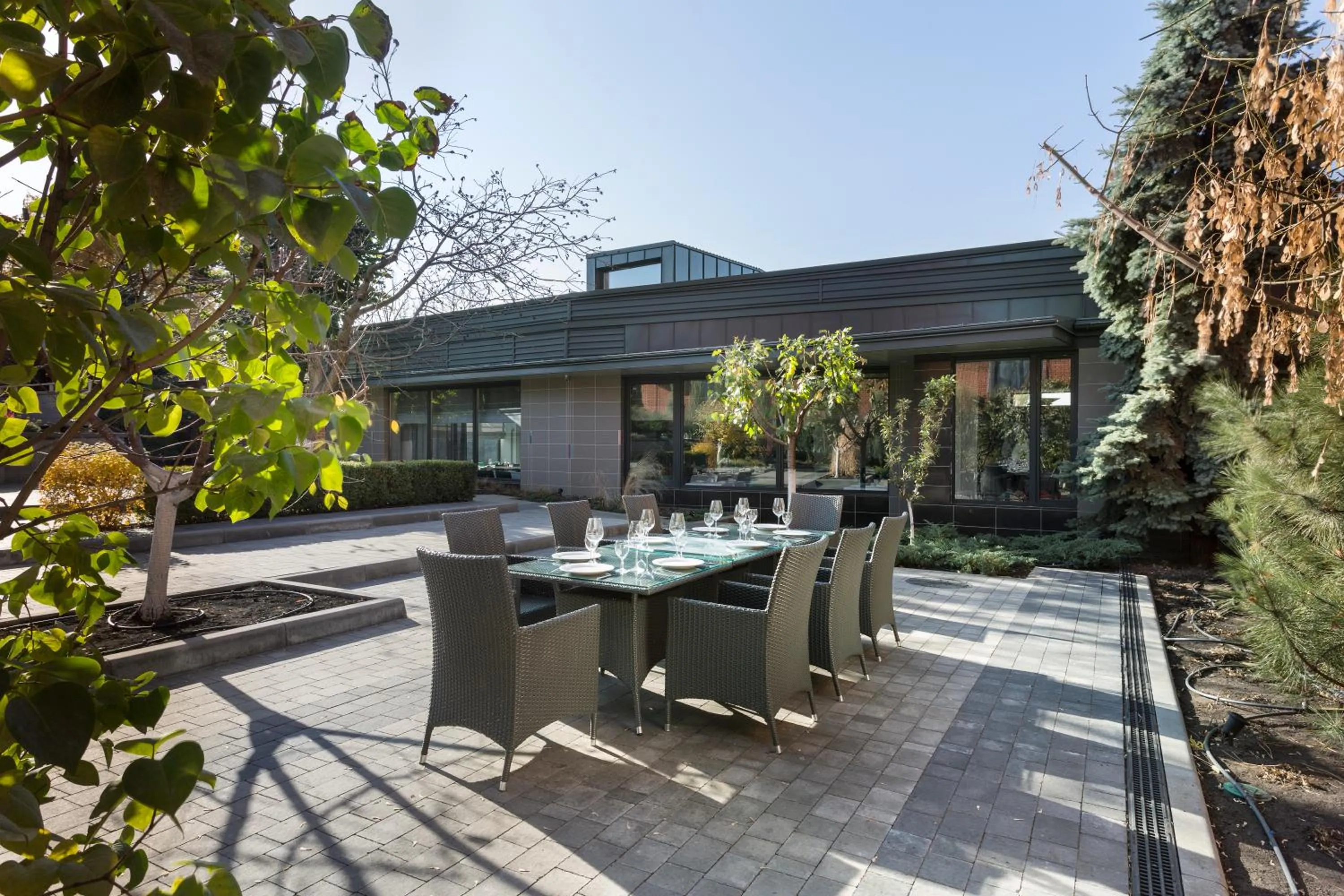 Restaurant/places to eat in Villa Four Rooms