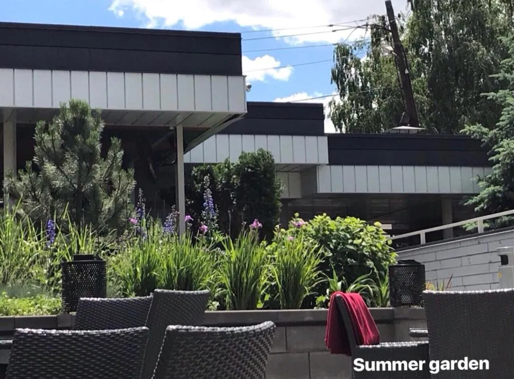 Restaurant/places to eat in Villa Four Rooms