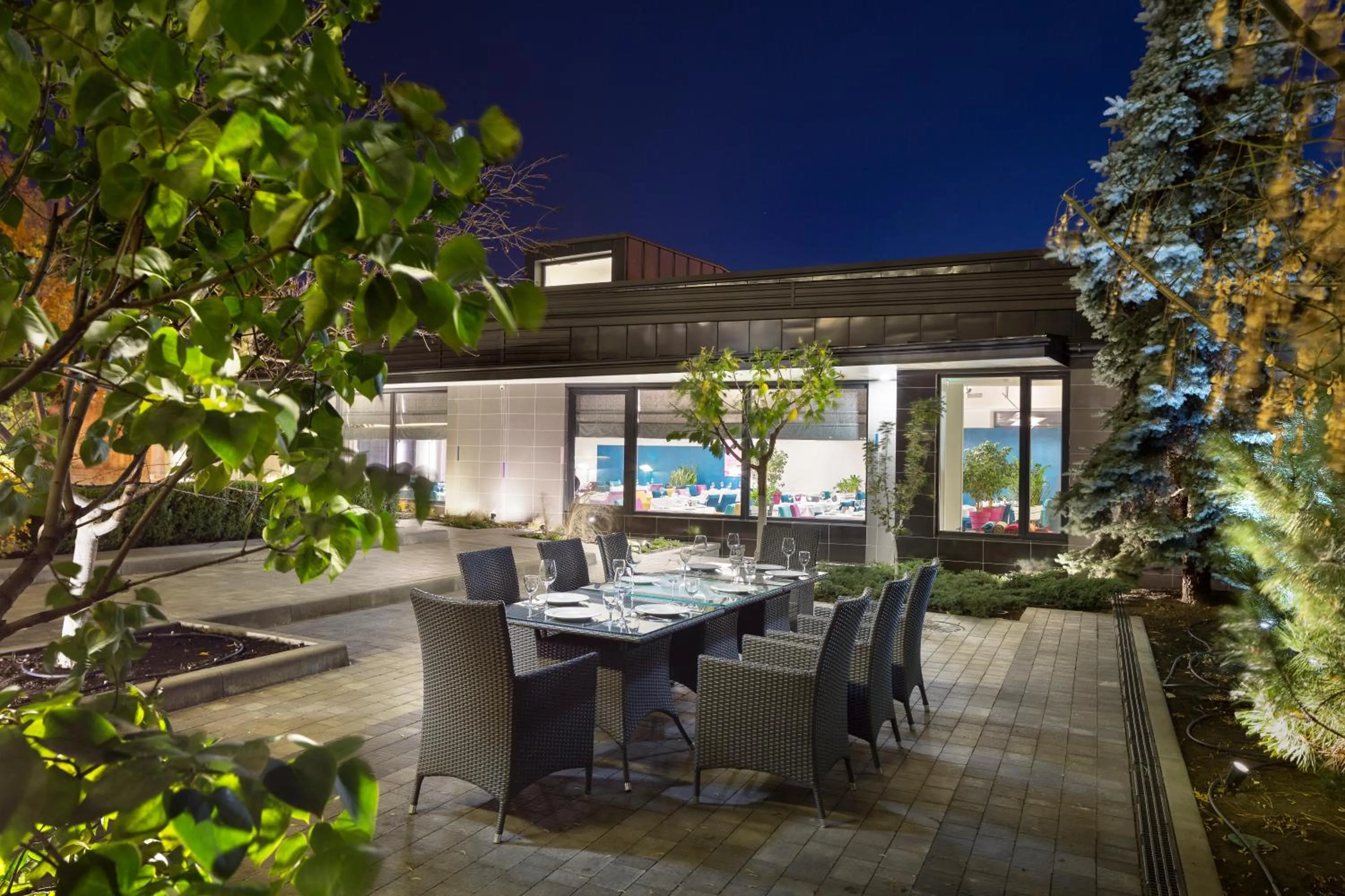 Restaurant/places to eat in Villa Four Rooms