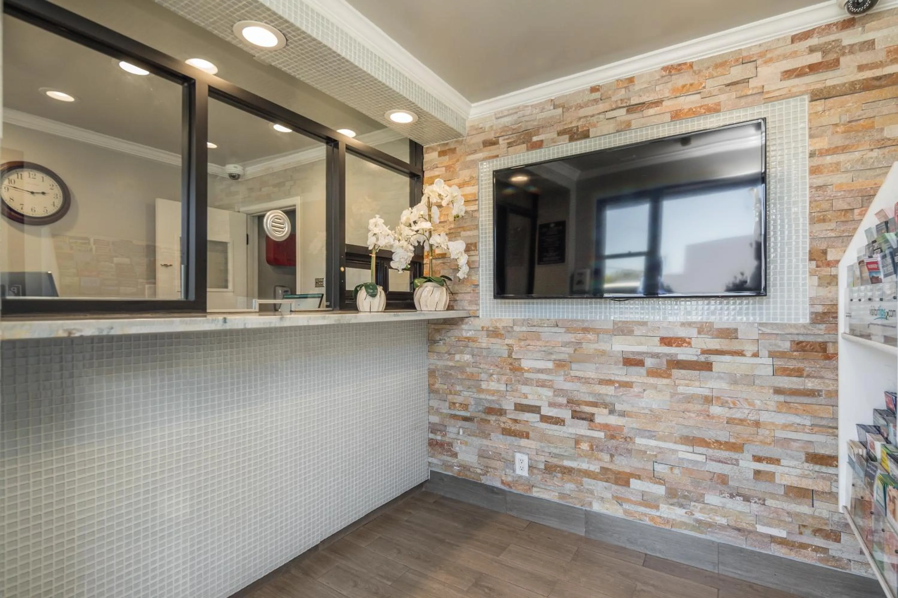 Lobby or reception in Bayhill Inn