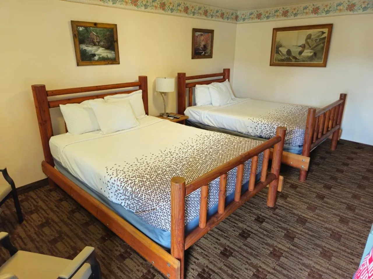 Photo of the whole room, Bed in Sweet Breeze Inn Grants Pass