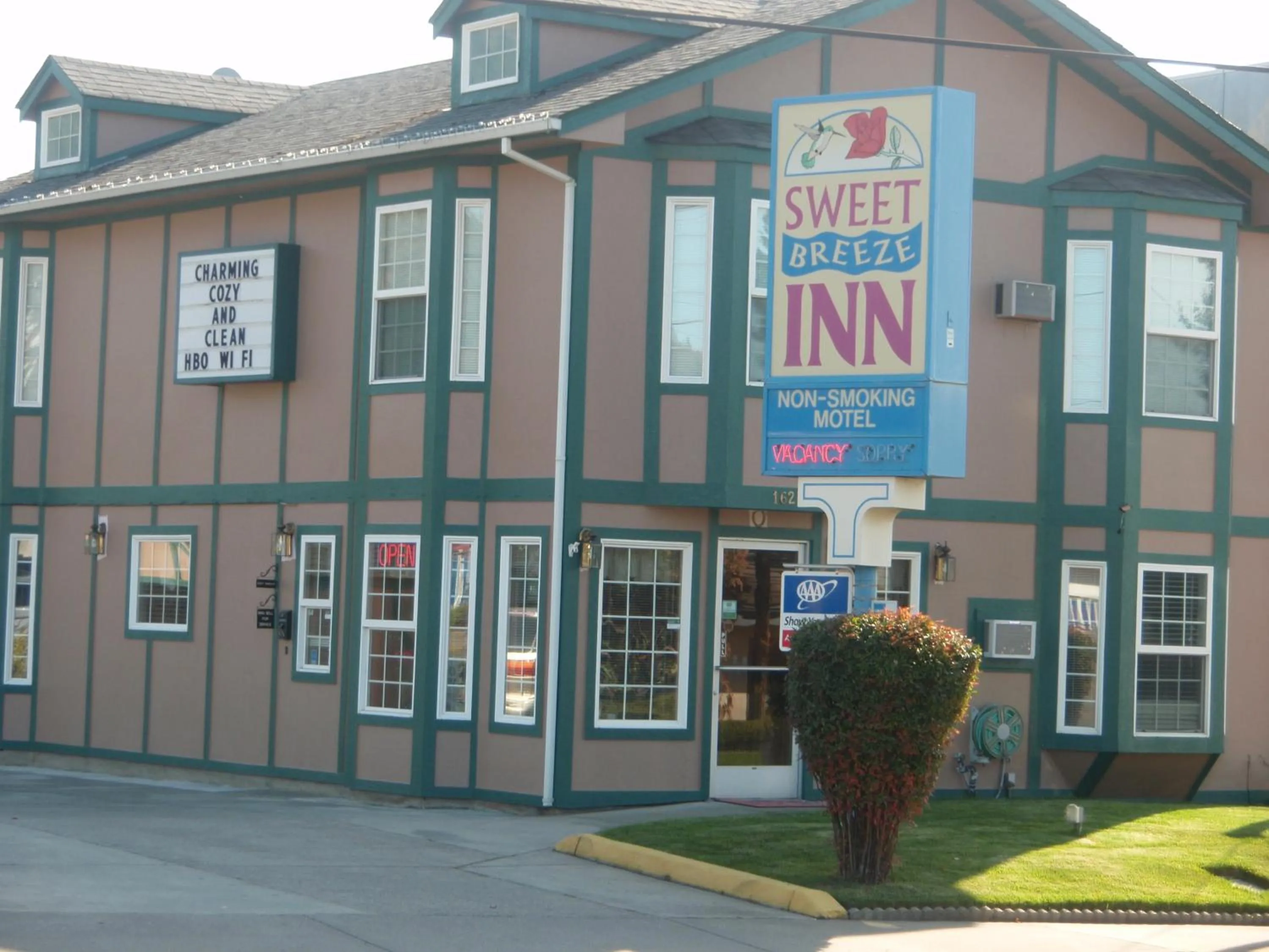 Property building in Sweet Breeze Inn Grants Pass