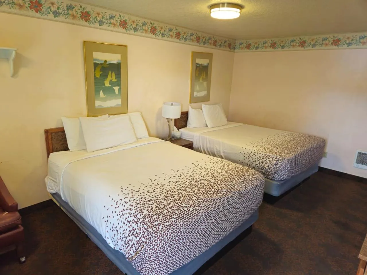 Photo of the whole room, Bed in Sweet Breeze Inn Grants Pass