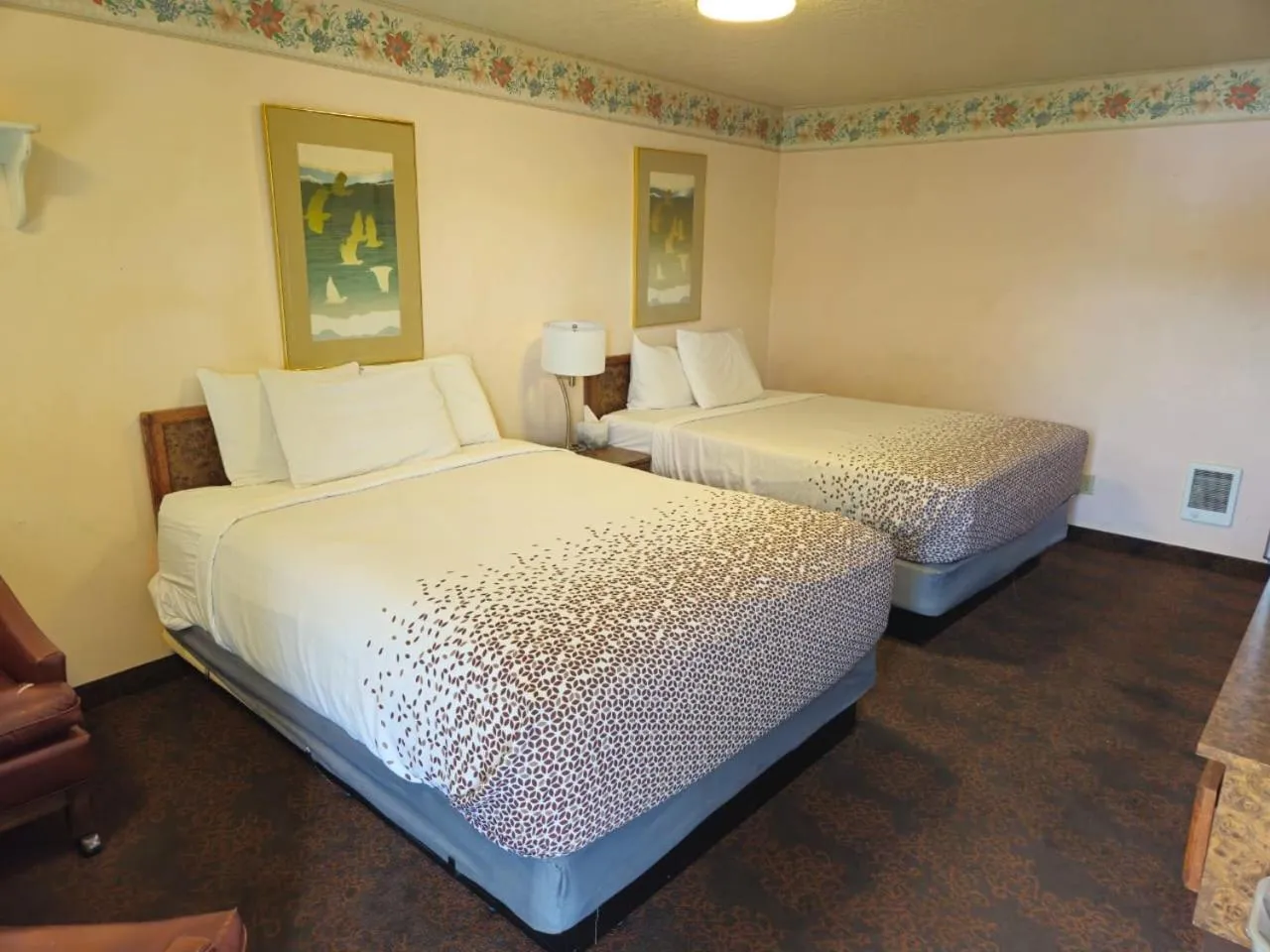 Photo of the whole room, Bed in Sweet Breeze Inn Grants Pass