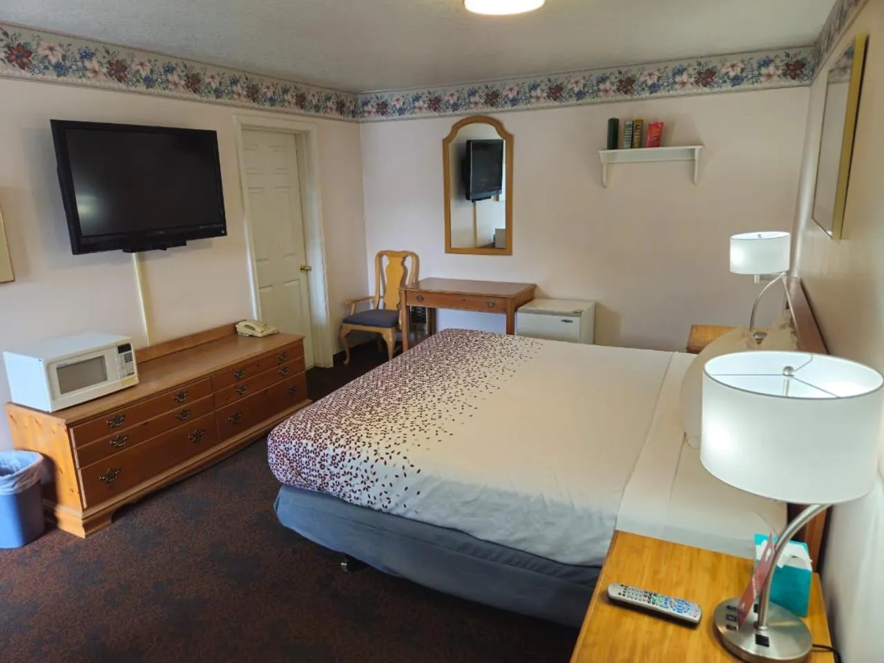 Photo of the whole room, Bed in Sweet Breeze Inn Grants Pass