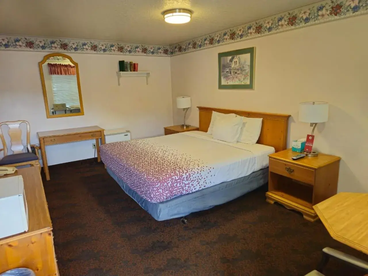 Queen Room in Sweet Breeze Inn Grants Pass Queen Room in Sweet Breeze Inn Grants Pass