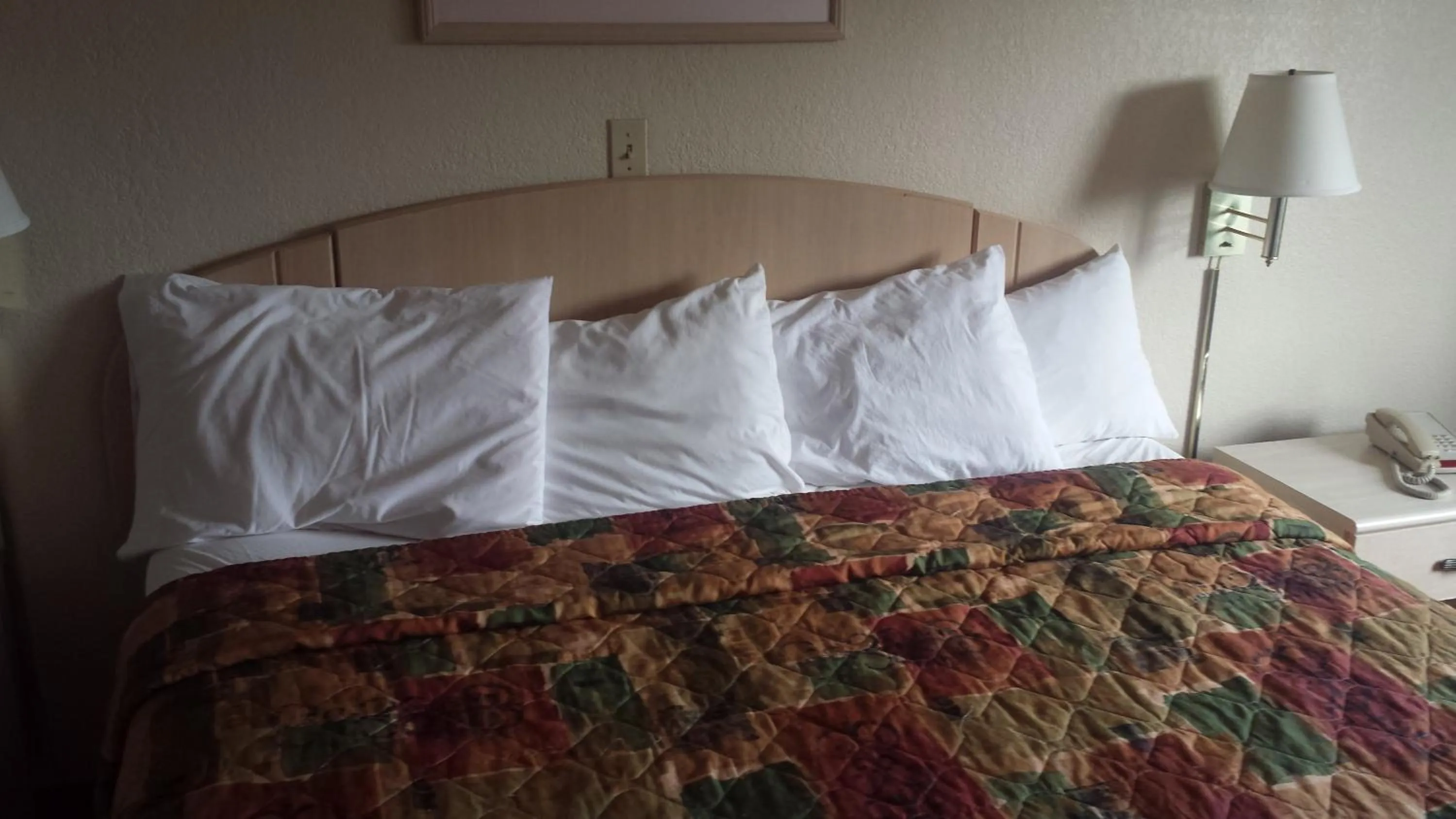 Bed in Americas Stay Inn-Leavenworth