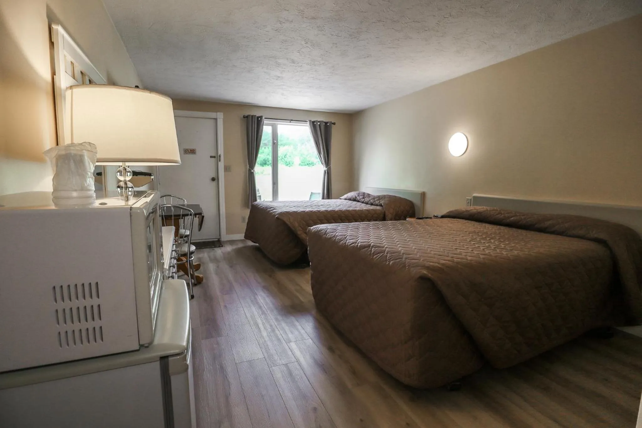 Photo of the whole room, Bed in Atlantic Motel