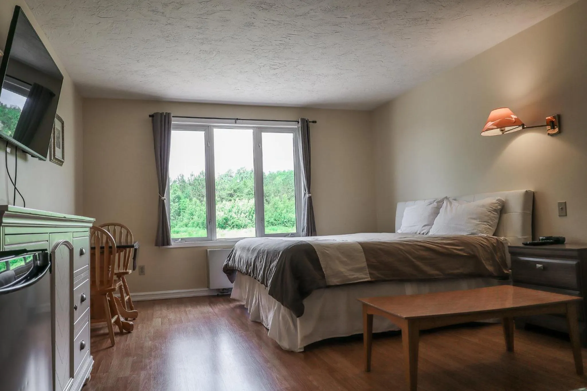 Bedroom, Bed in Atlantic Motel