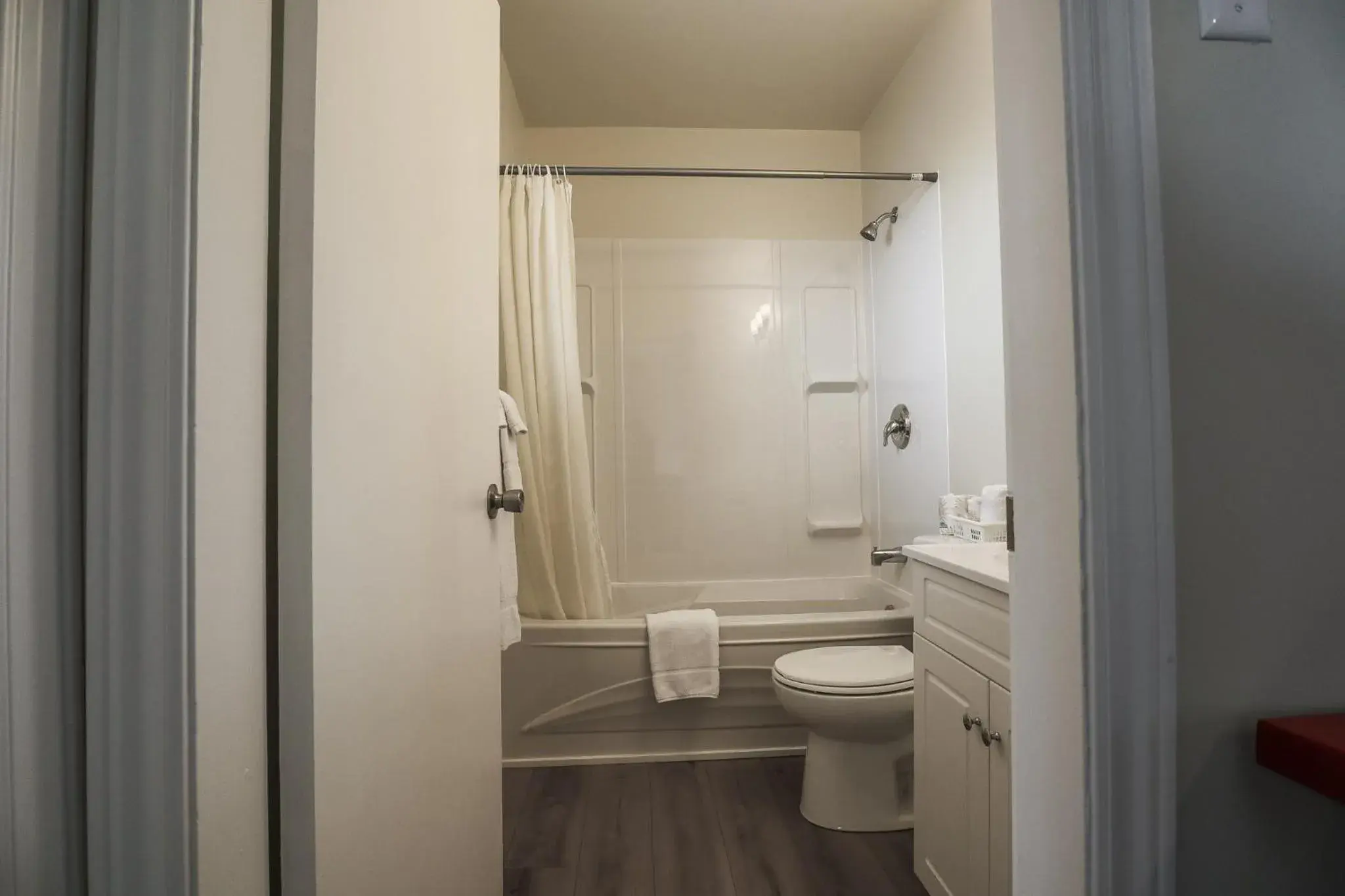 Queen Room in Atlantic Motel Queen Room in Atlantic Motel