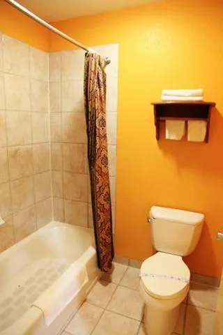 Bathroom in Executive inn Bacliff