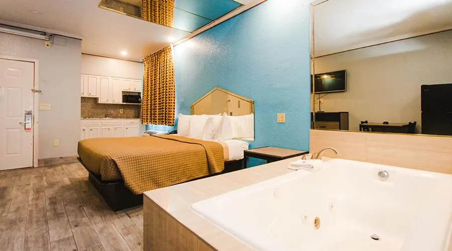 Bed in Executive inn Bacliff