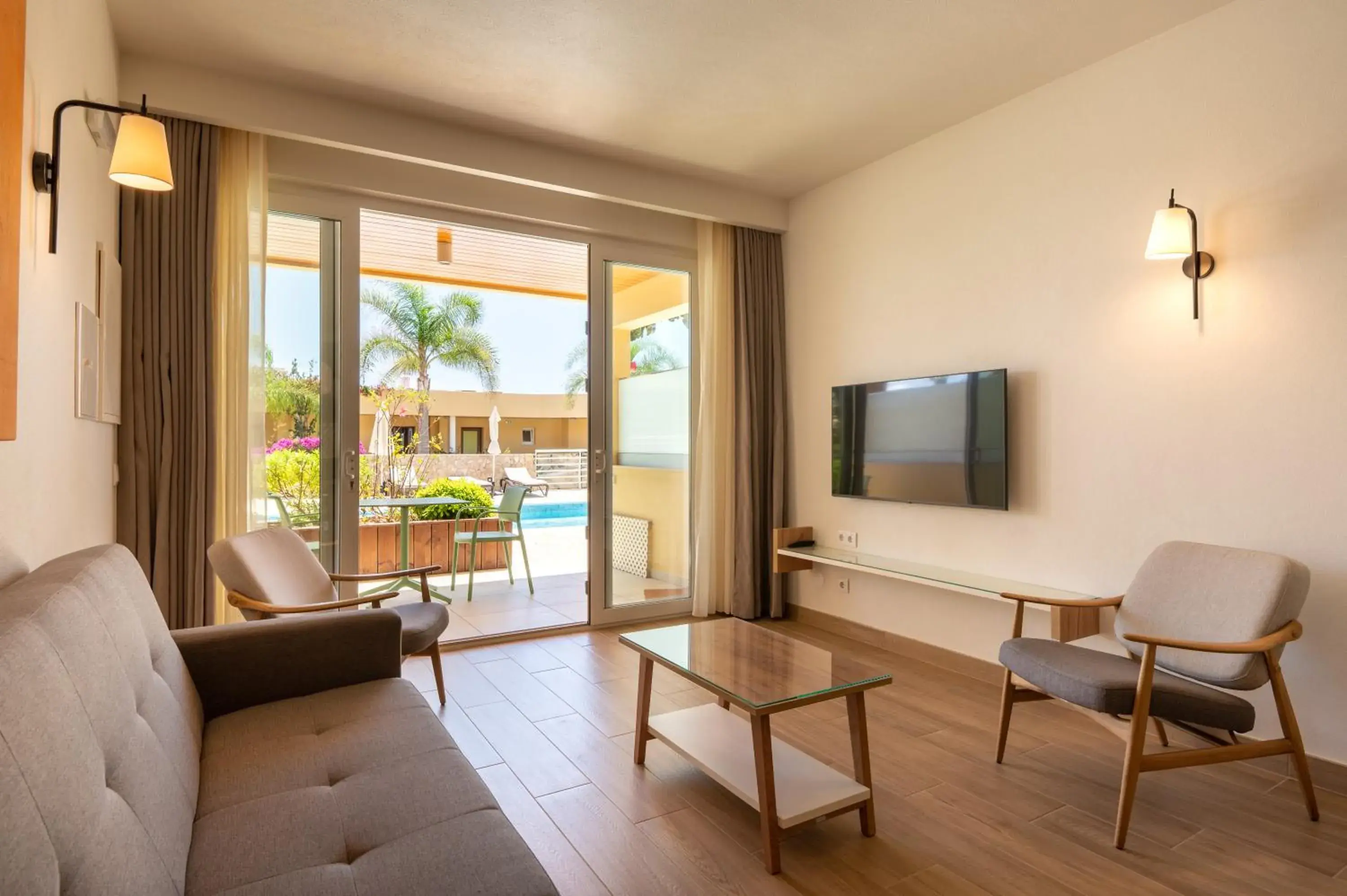 Large One-Bedroom Apartment with Pool View - single occupancy in Vila Luz Large One-Bedroom Apartment with Pool View - single occupancy in Vila Luz