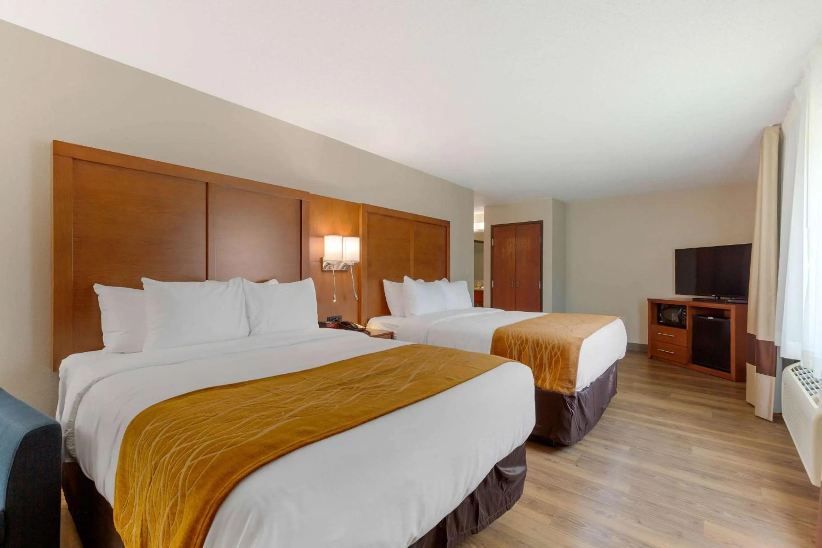 Bedroom, Bed in Comfort Inn & Suites Milford