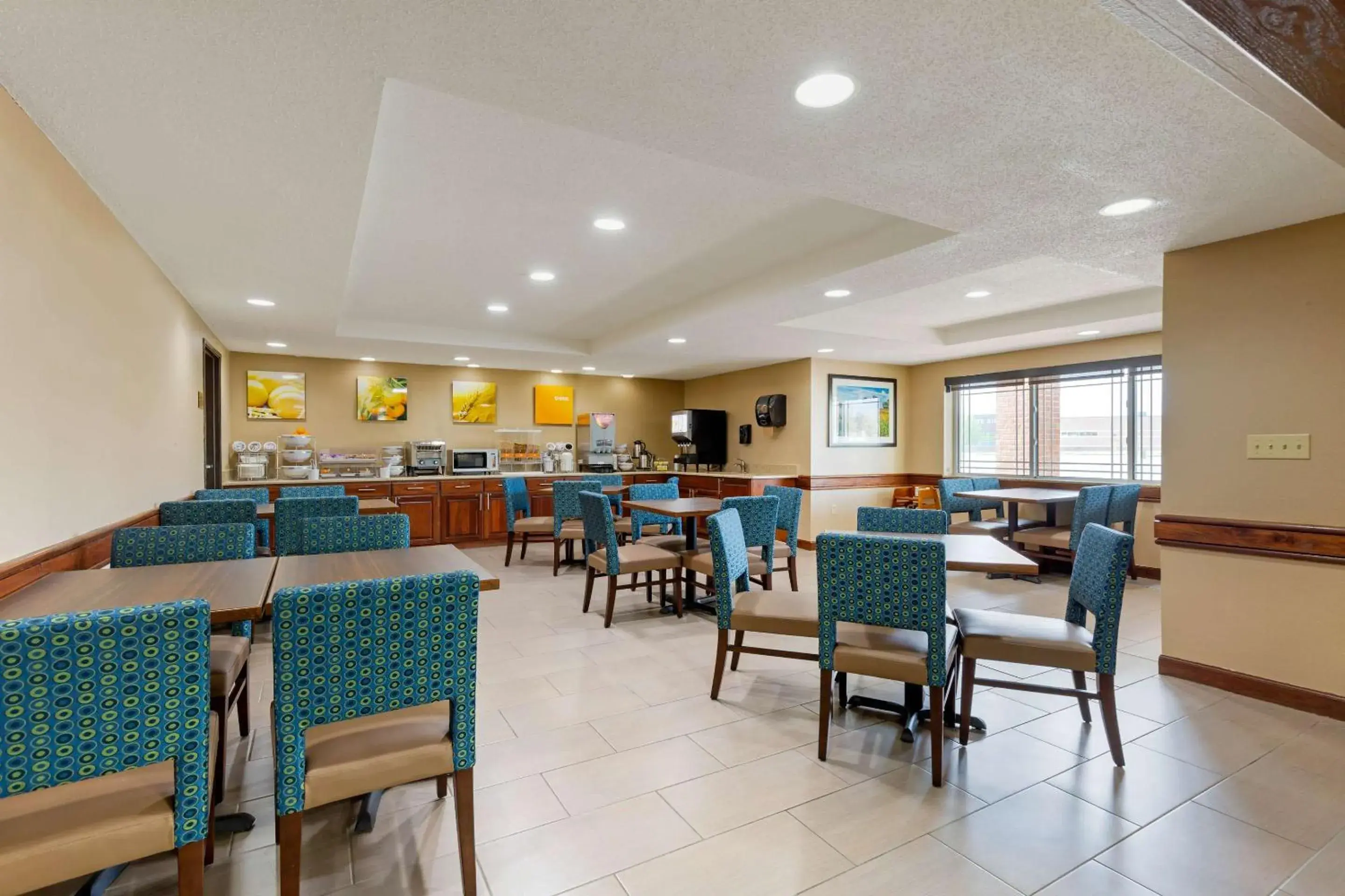 Breakfast in Comfort Inn & Suites Milford Breakfast in Comfort Inn & Suites Milford