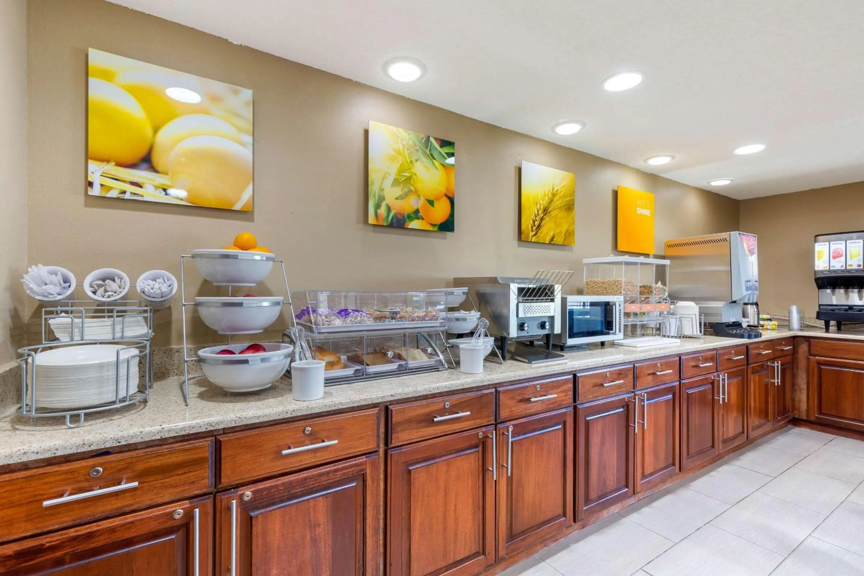 Breakfast in Comfort Inn & Suites Milford