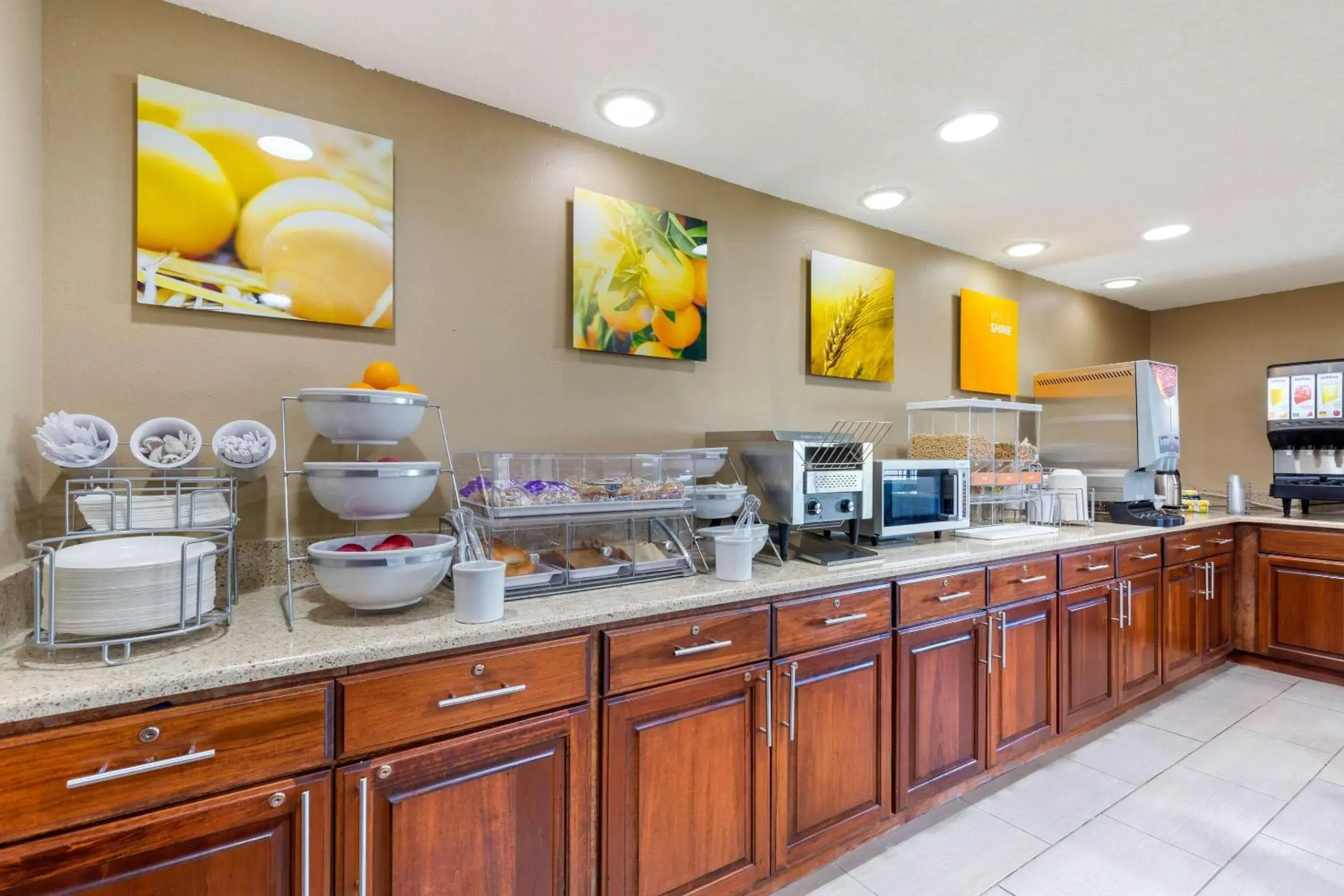 Breakfast in Comfort Inn & Suites Milford Breakfast in Comfort Inn & Suites Milford