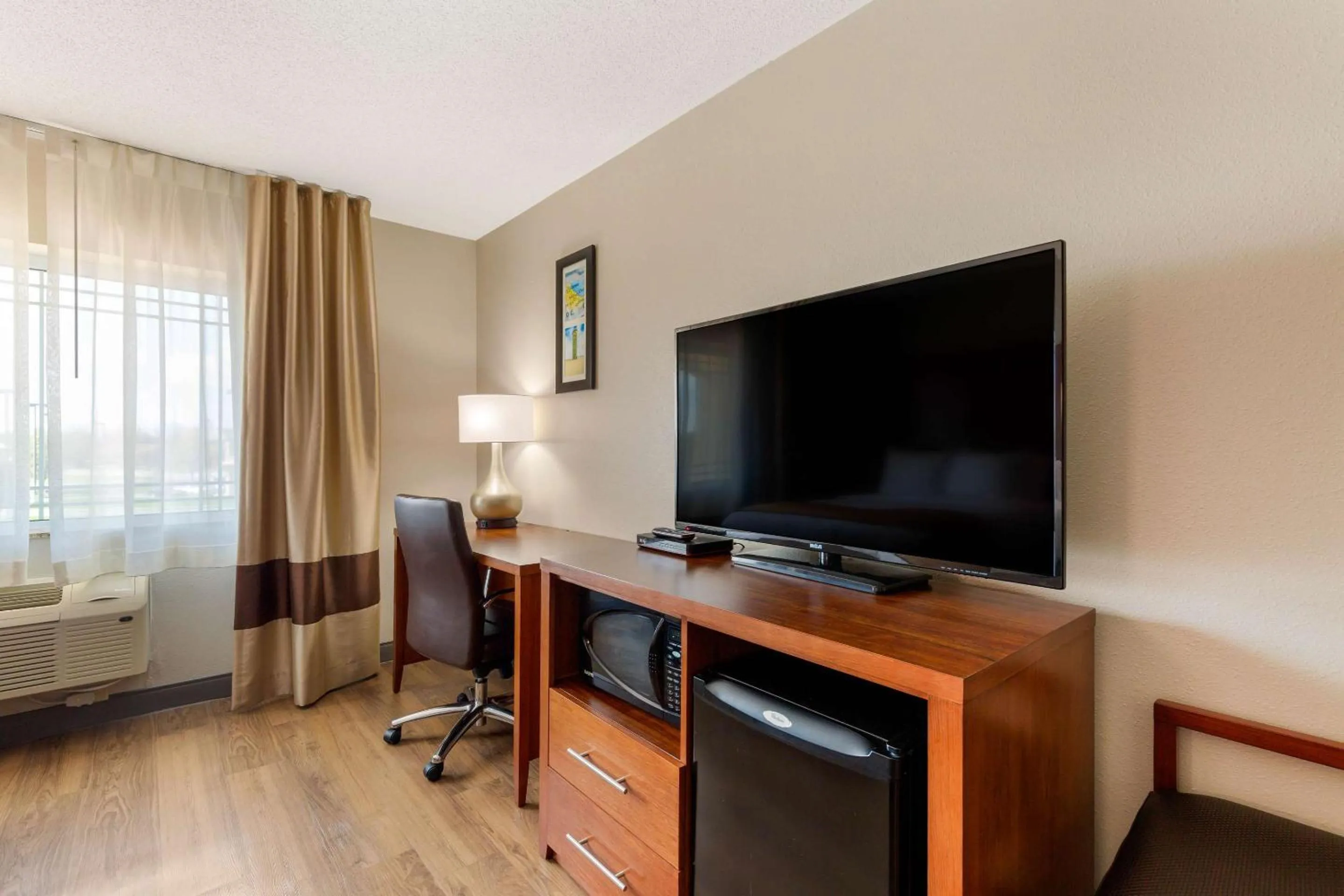 Bedroom, Bed in Comfort Inn & Suites Milford