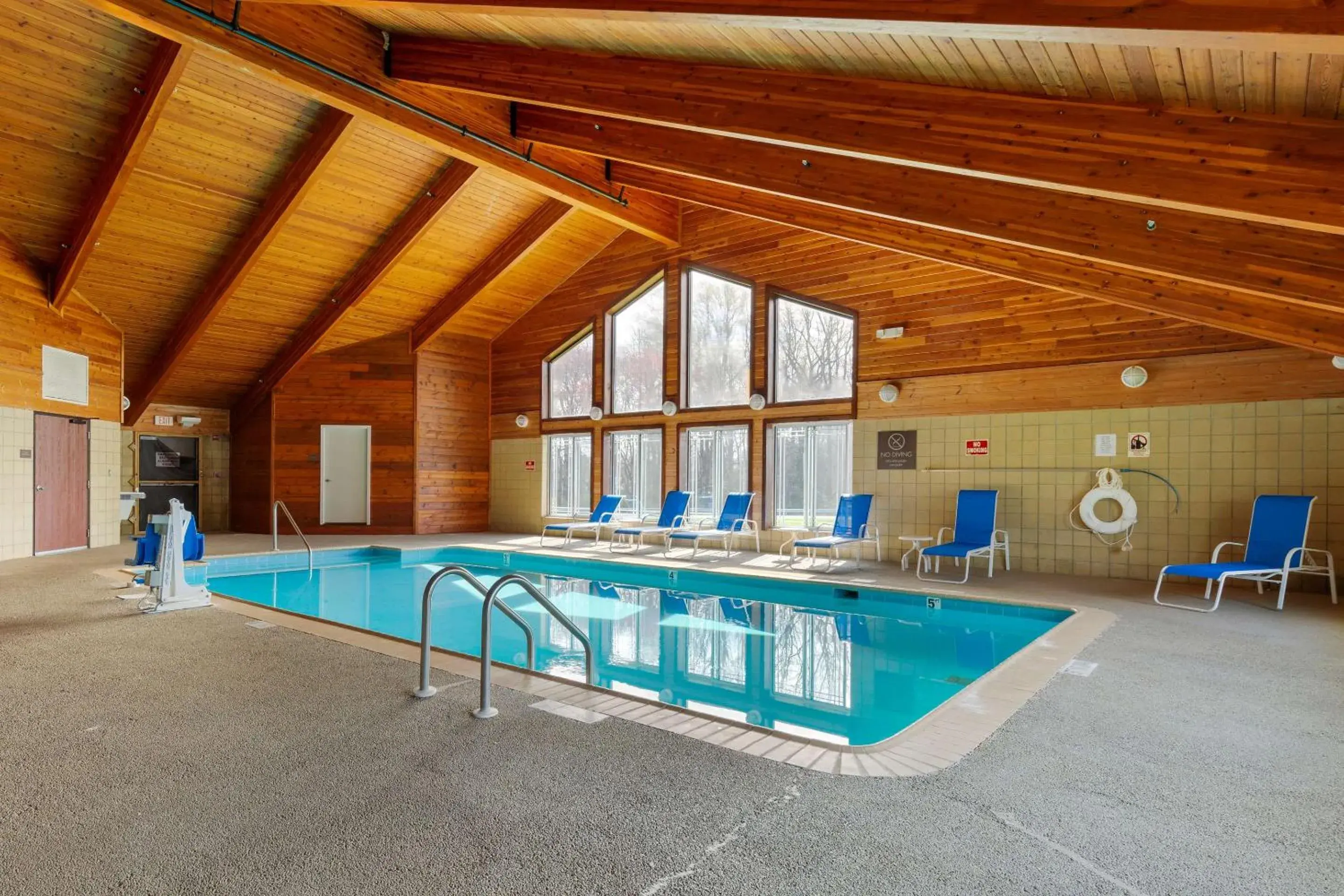 Swimming pool in Comfort Inn & Suites Milford Swimming pool in Comfort Inn & Suites Milford